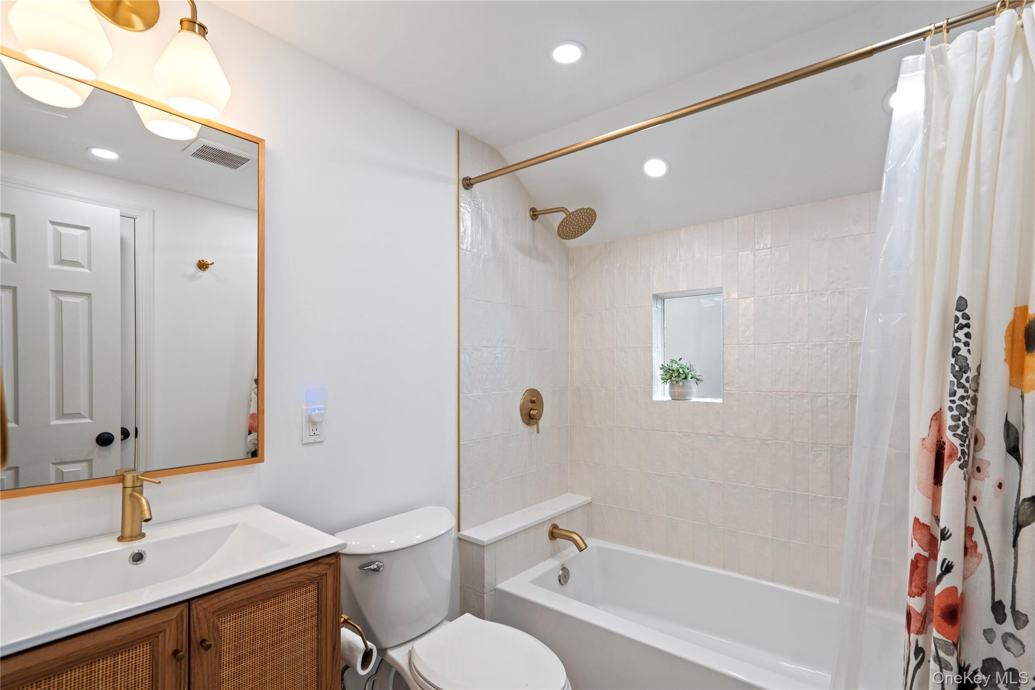 #13 photo, 7 Meriden Place, Melville , NY 11747