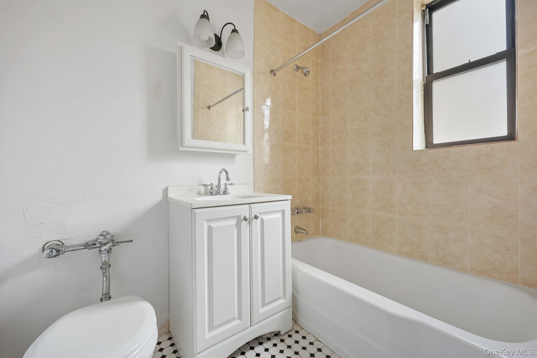 #5 photo, 3184 Grand Concourse, ブロンクス区 Bronx , NY 10458