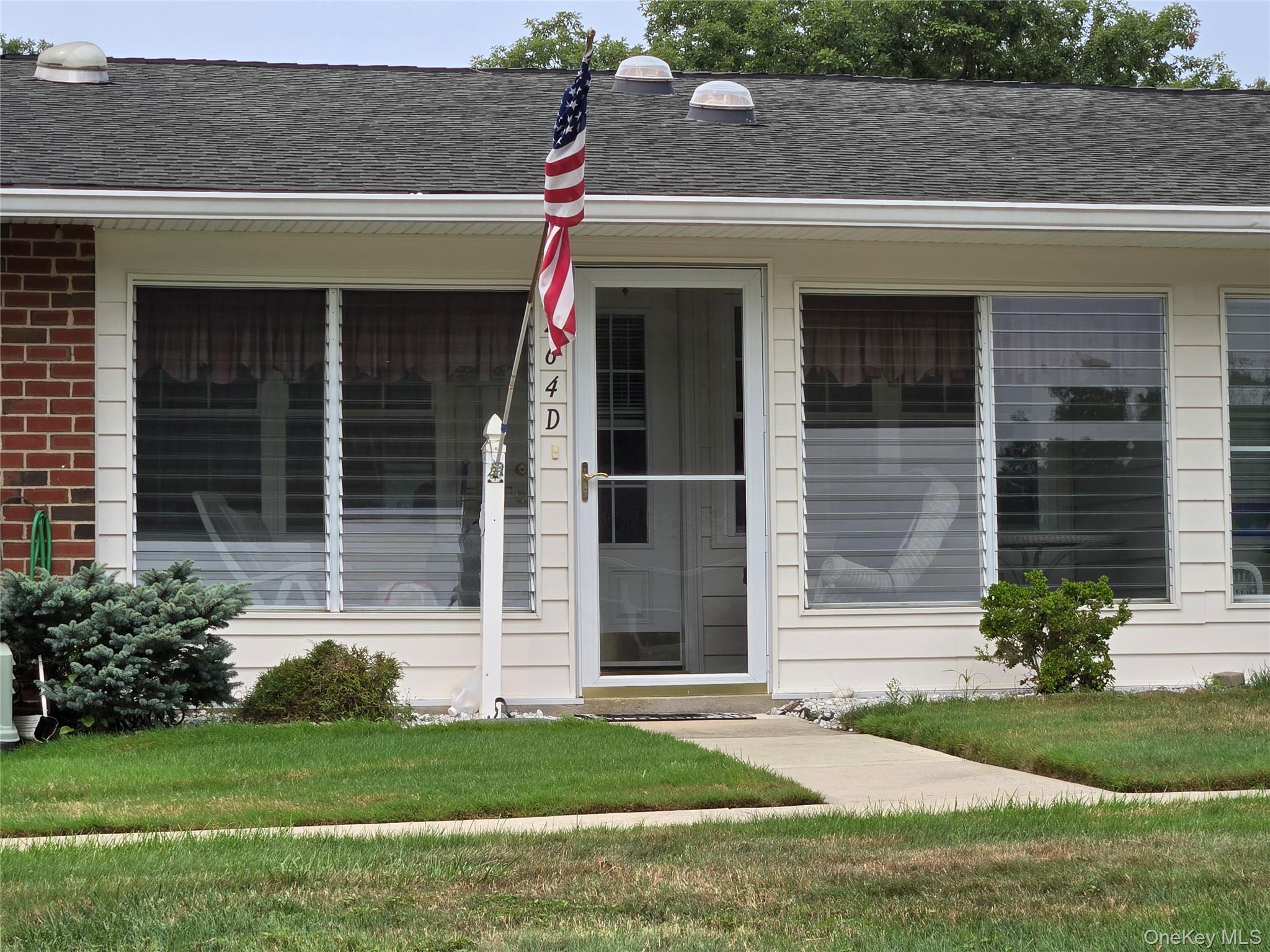 #1 photo, 264 Newcastle Court, 东长岛 Ridge , NY 11961