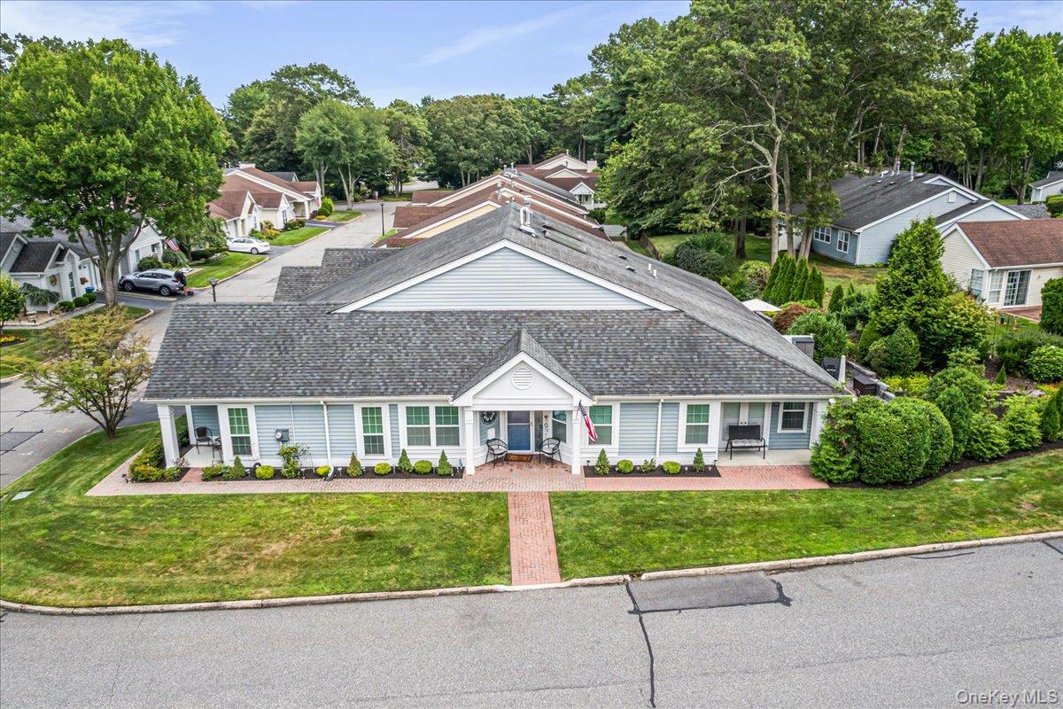 #1 photo, 1 Huntington Court, सफ़ोक काउंटी Ridge , NY 11961