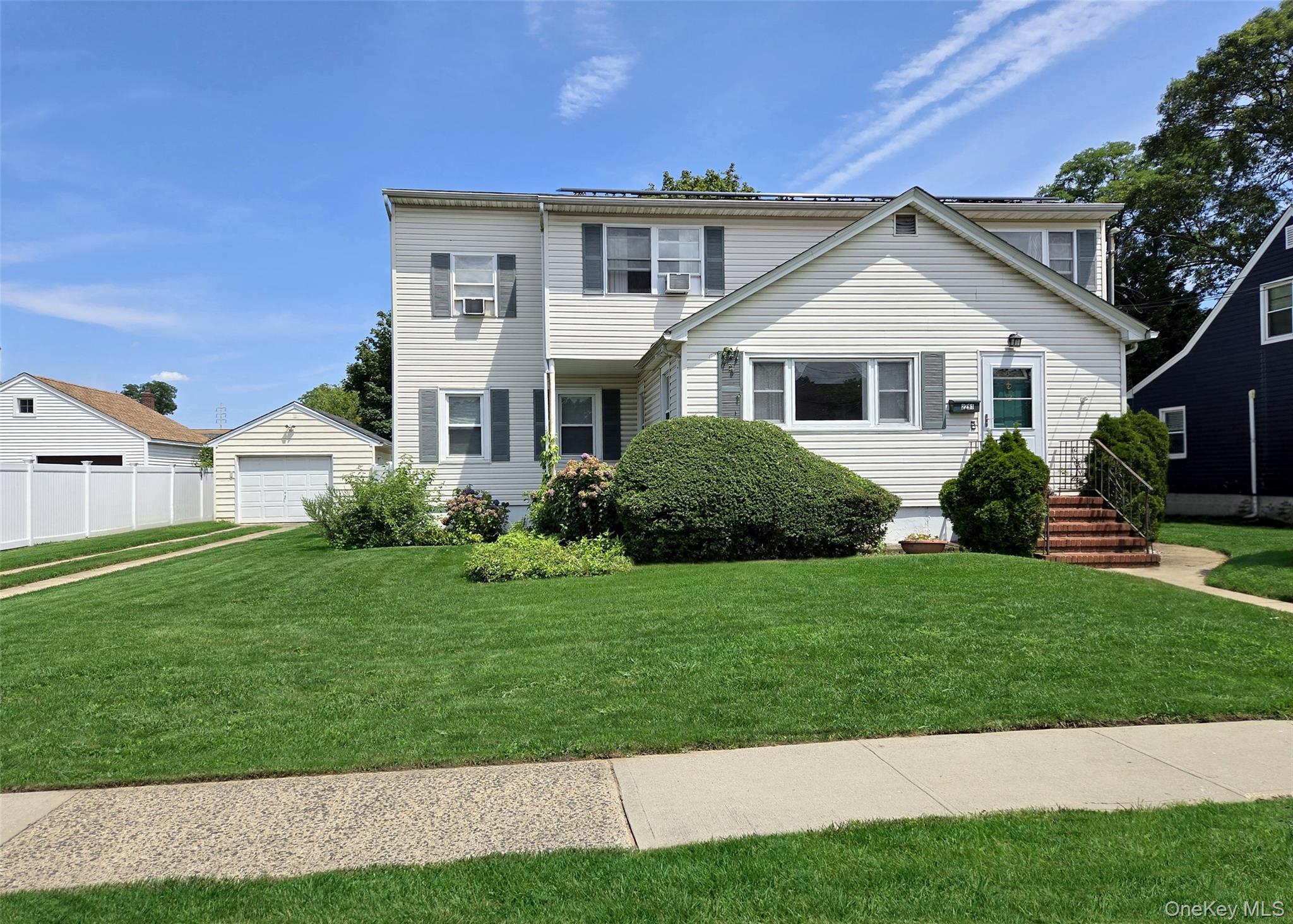 #1 photo, 2291 Girard Place, नासाउ काउंटी Merrick , NY 11566