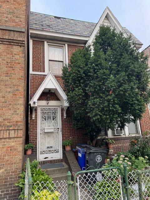 #12 photo, 3529 28th St, Astoria , NY 11106