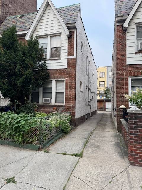 #3 photo, 3529 28th St, Astoria , NY 11106