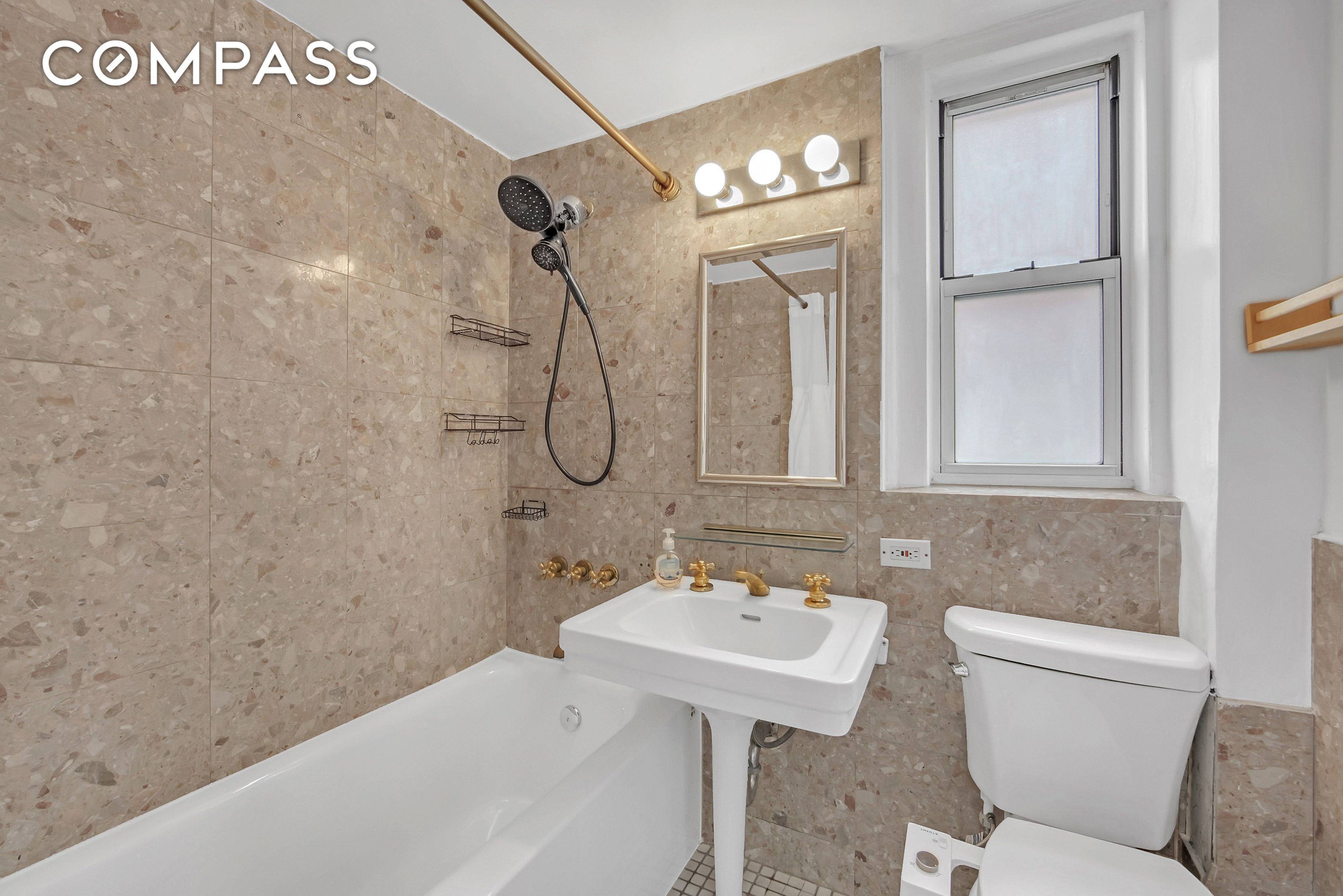 #10 photo, 333 E 43rd Street, マンハッタン Midtown East , NY 10017