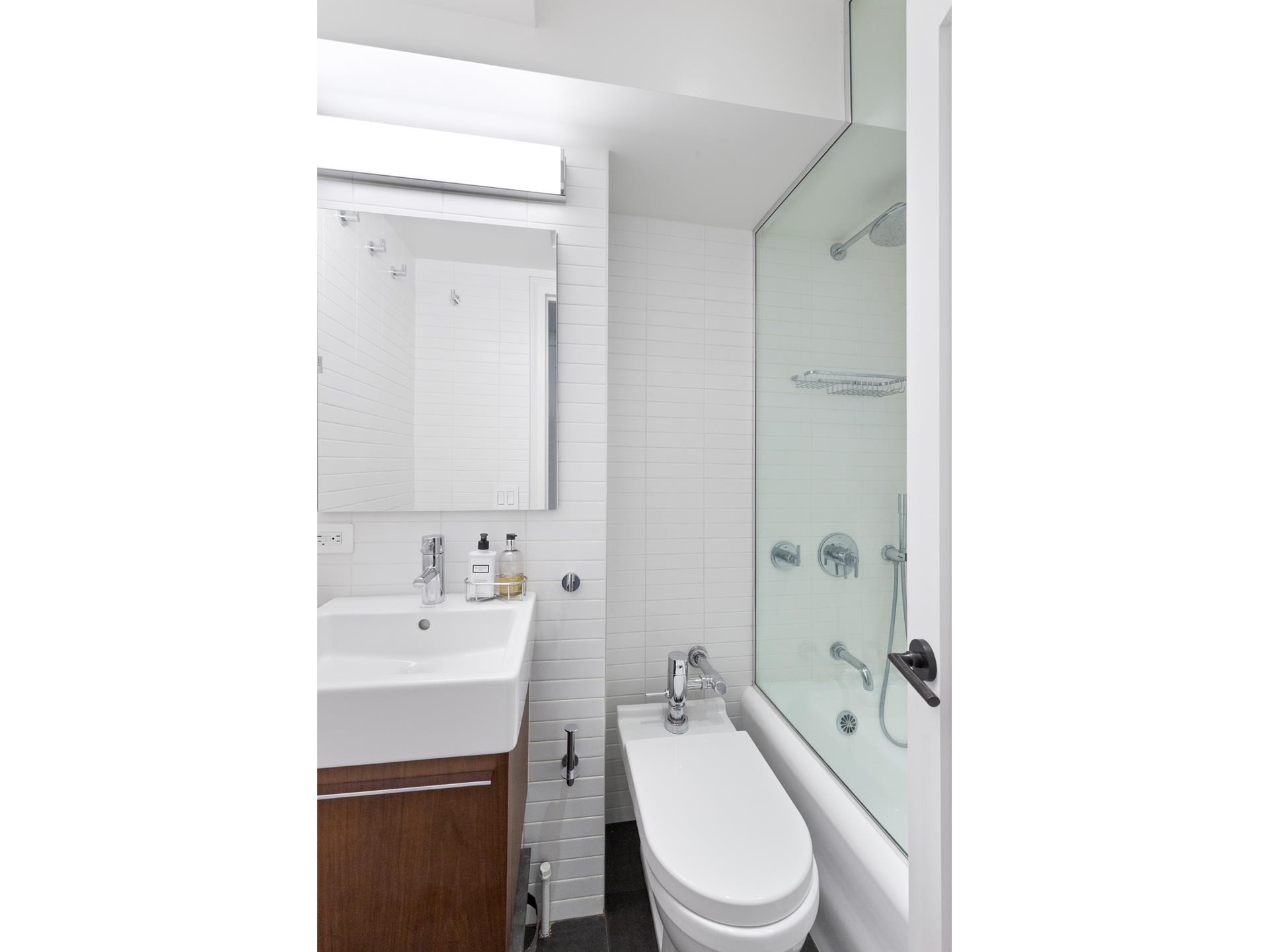 #9 photo, 320 E 42ND Street, マンハッタン Murray Hill , NY 10017