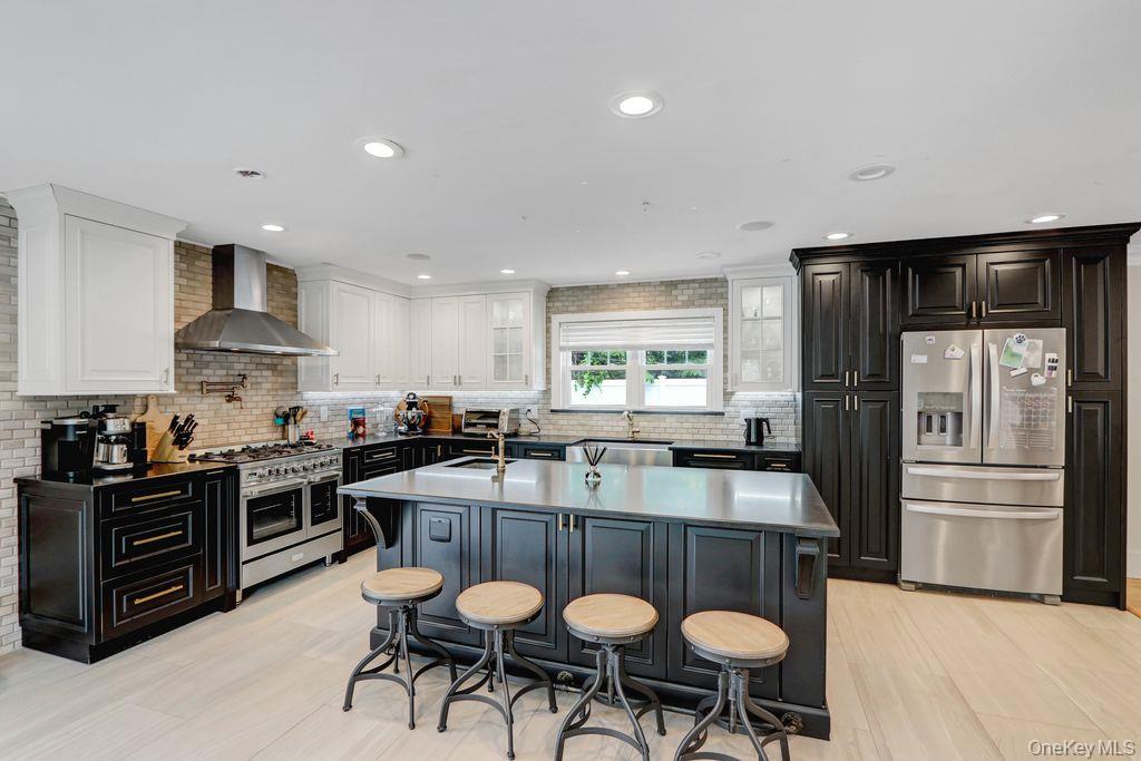 #1 photo, 5 Arcadia Drive, سوفولك Dix Hills , NY 11746