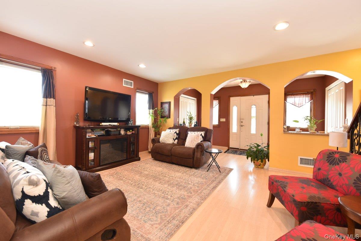 #5 photo, 385 Oceanside Parkway, Oceanside , NY 11572