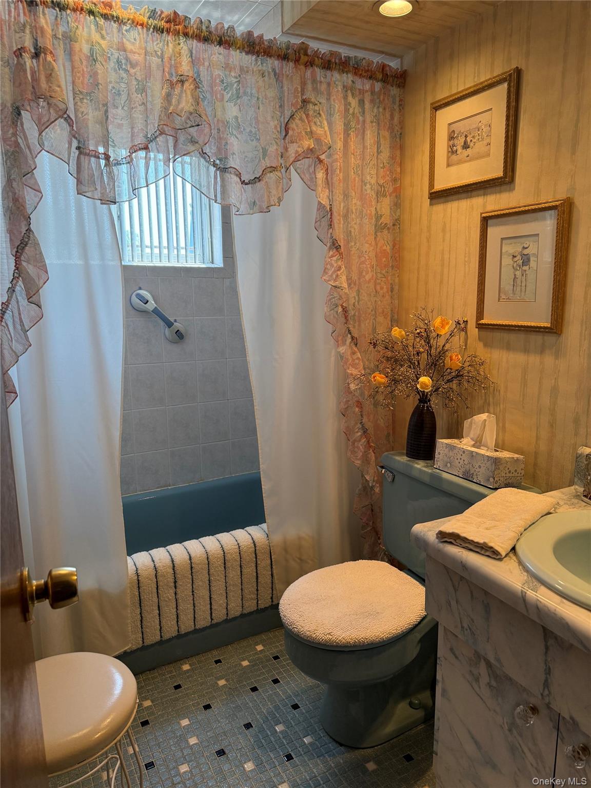 #6 photo, 148 Broadway, West Babylon , NY 11704