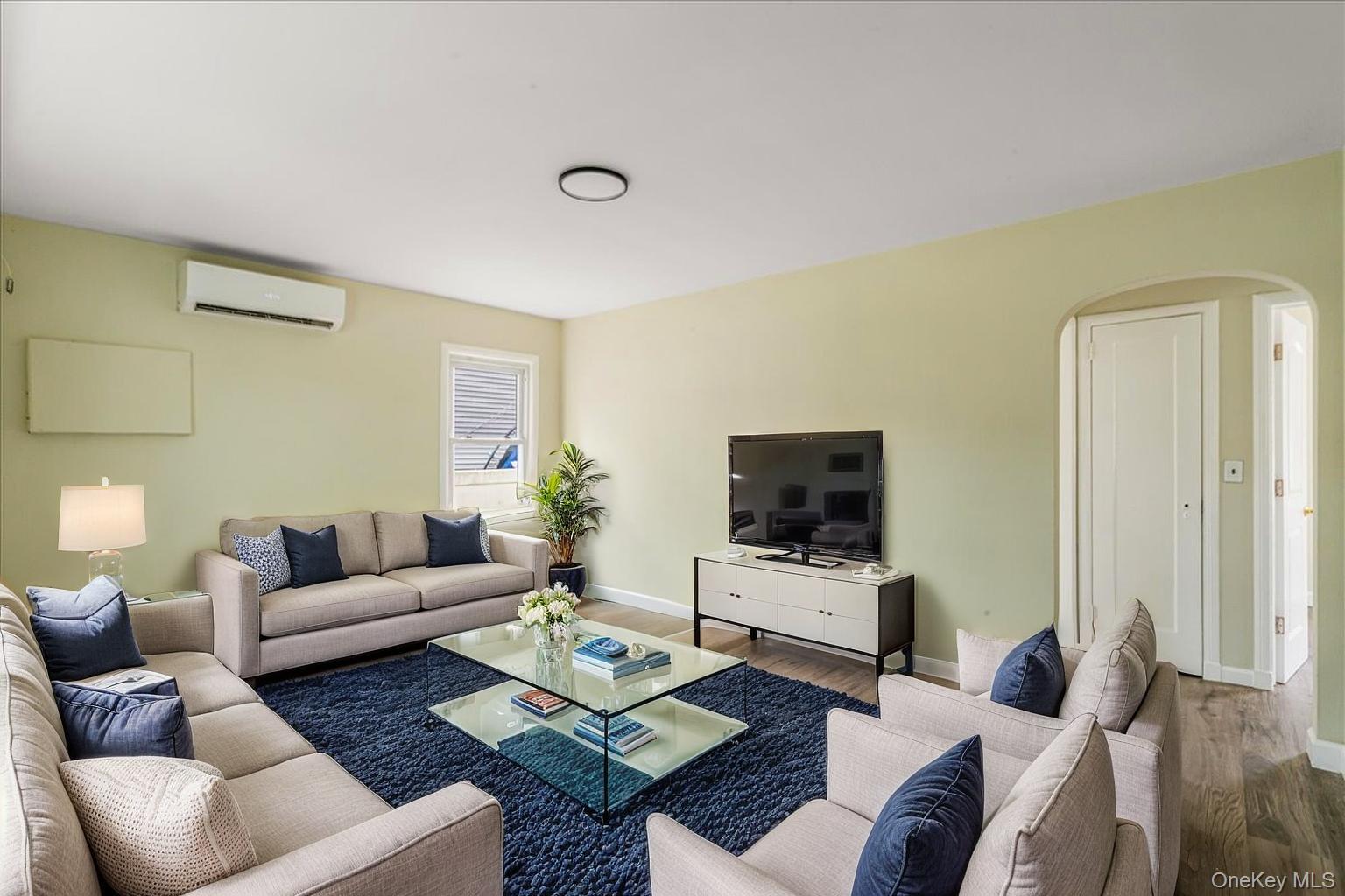 #3 photo, 325 Pennsylvania Avenue, 长岛 Roosevelt , NY 11575