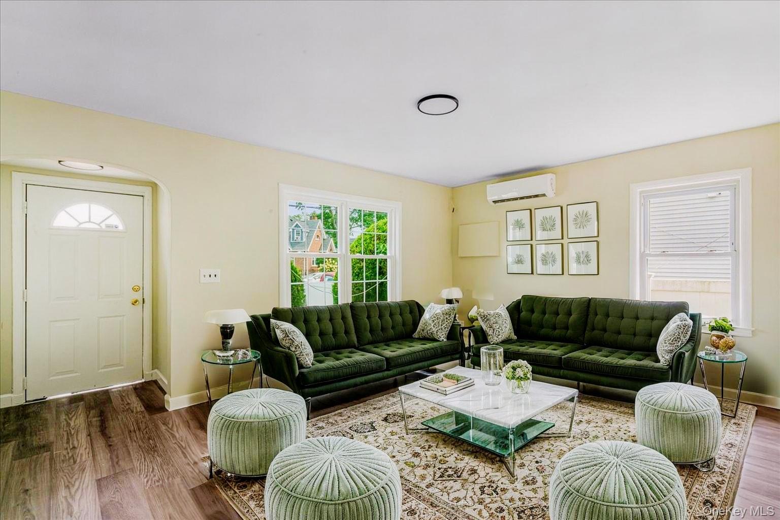 #4 photo, 325 Pennsylvania Avenue, 长岛 Roosevelt , NY 11575