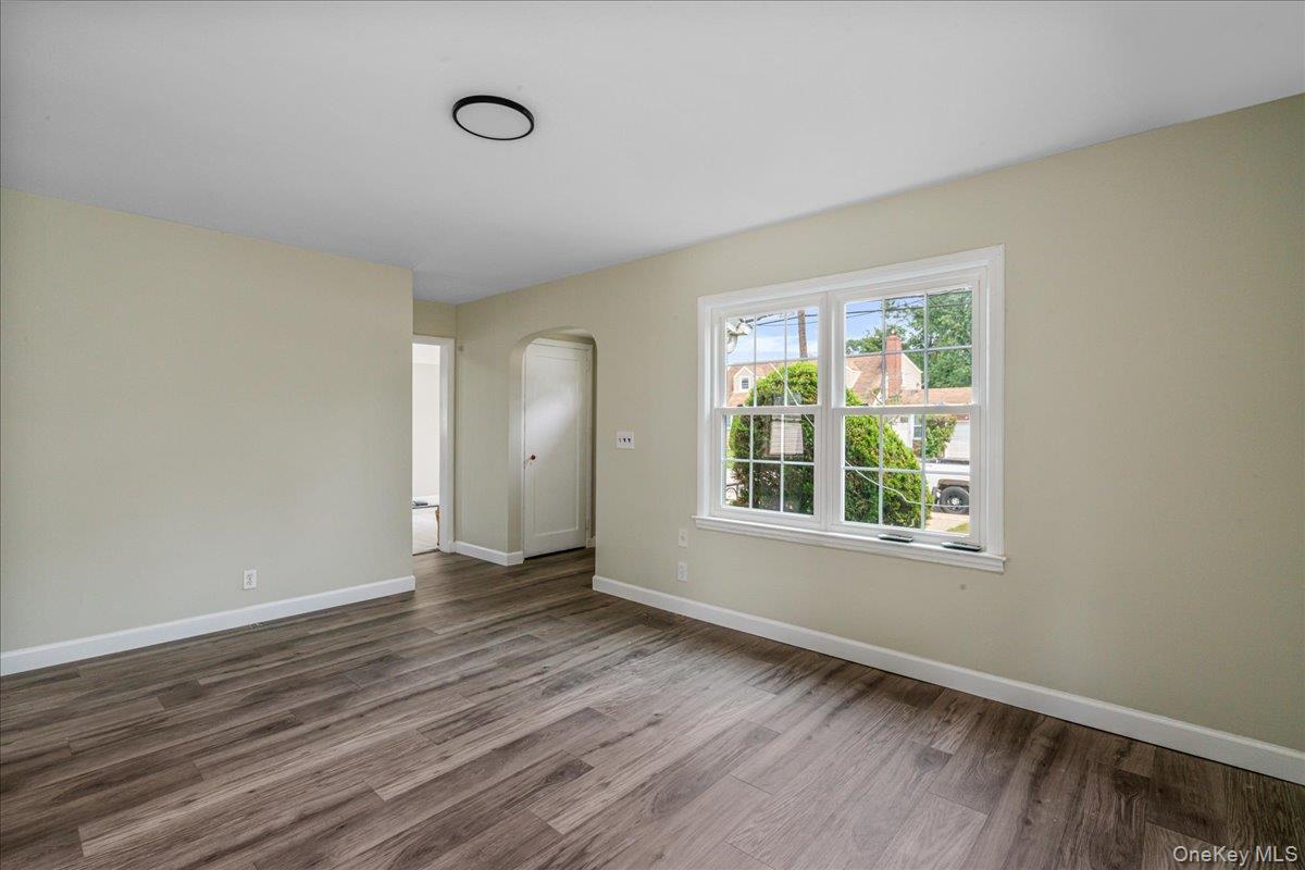 #5 photo, 325 Pennsylvania Avenue, 长岛 Roosevelt , NY 11575