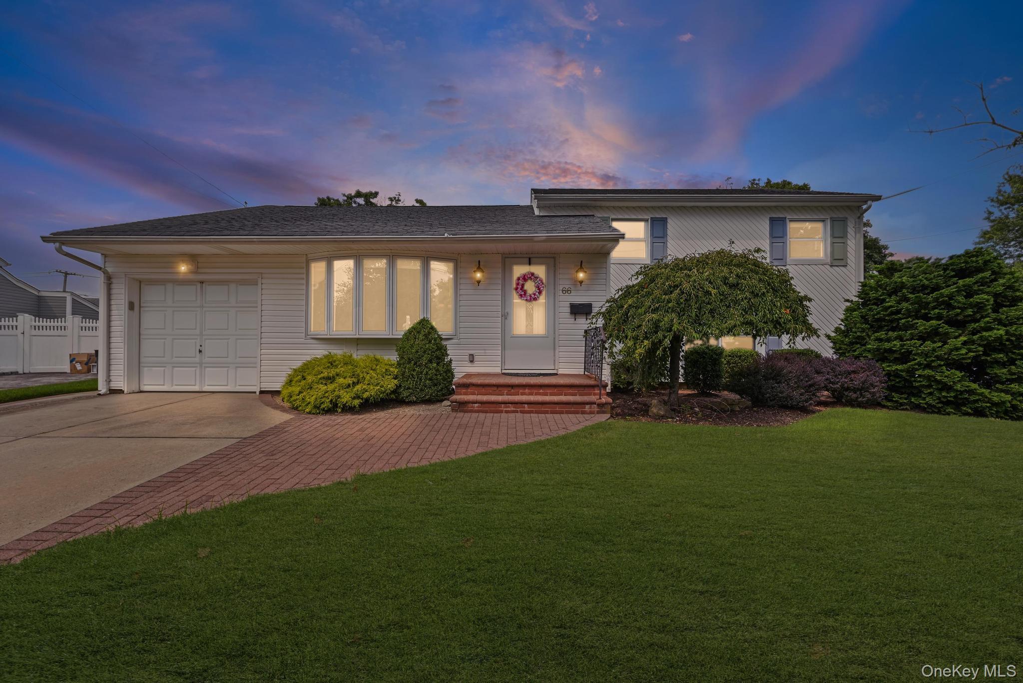 #1 photo, 66 Marie Place, नासाउ काउंटी Massapequa , NY 11758