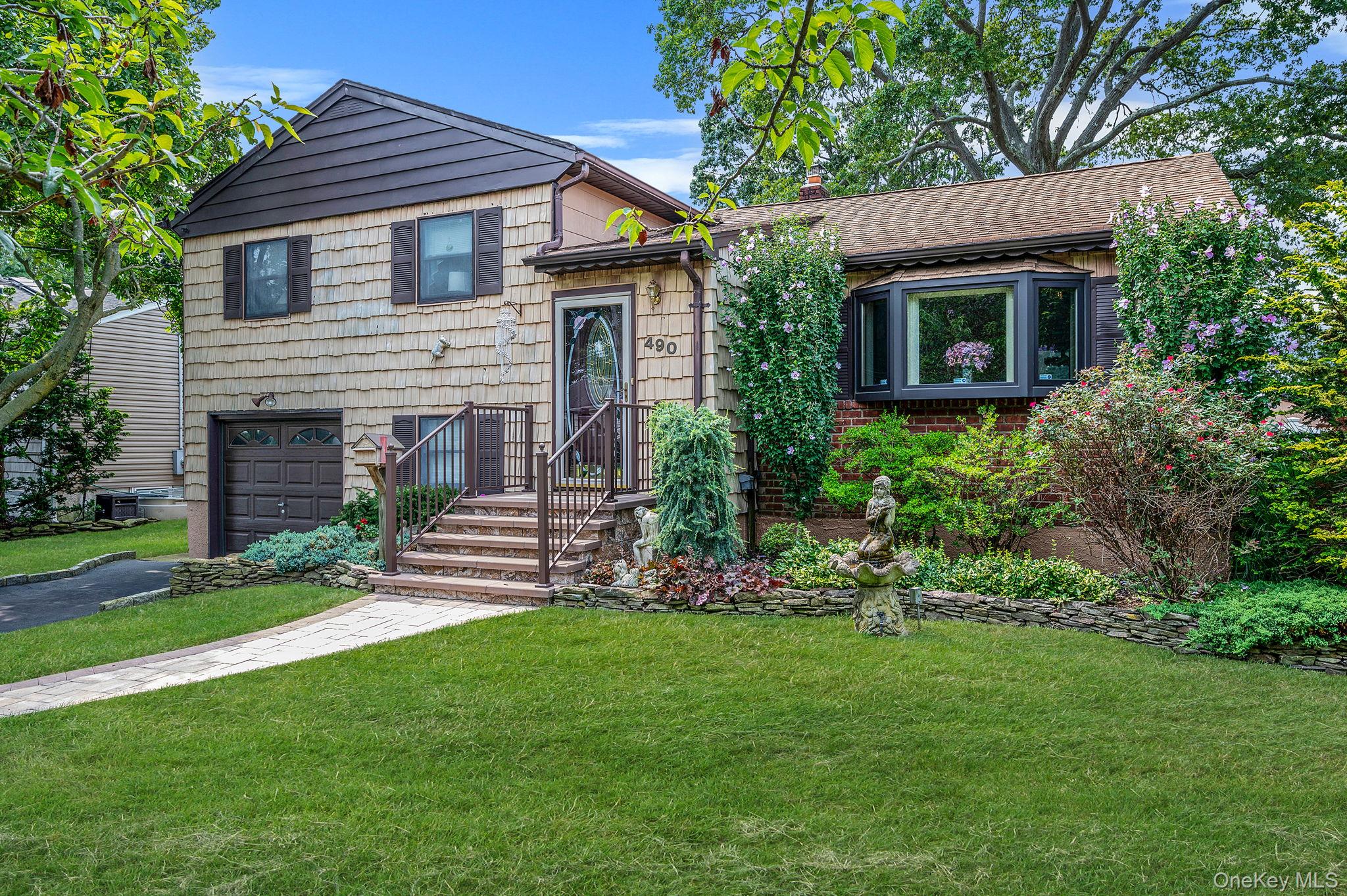 #1 photo, 490 Charles Avenue, नासाउ काउंटी Massapequa Park , NY 11762