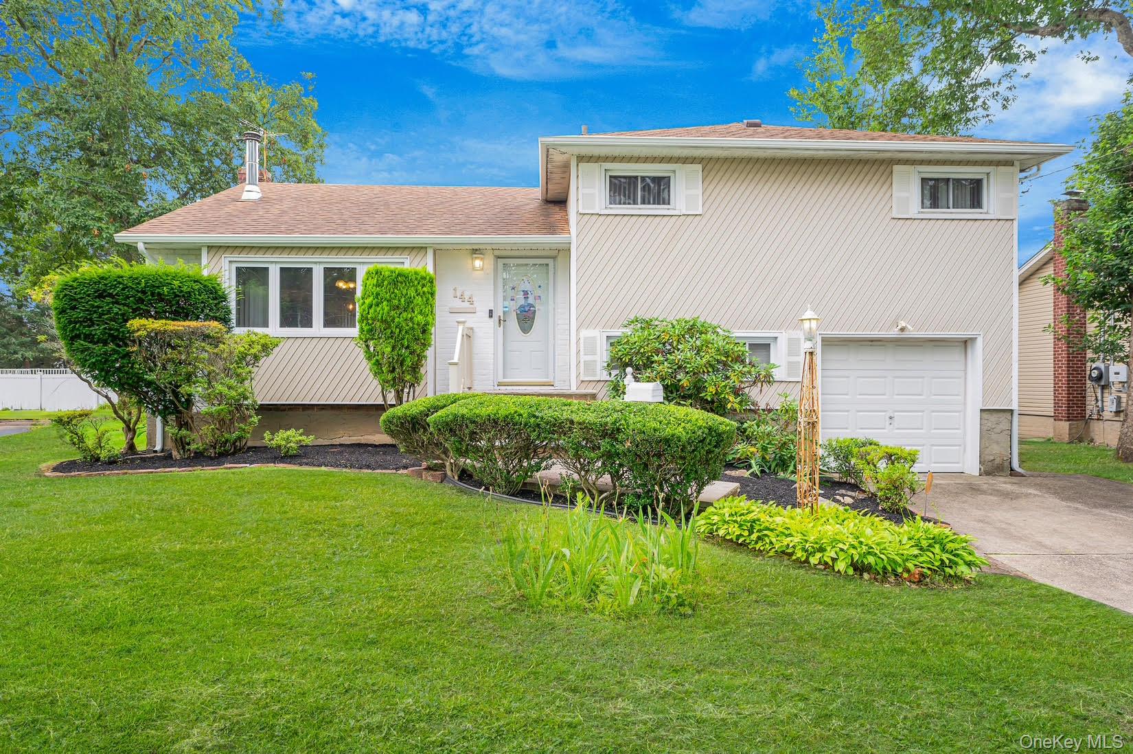 #1 photo, 144 Scott Avenue, سوفولك North Babylon , NY 11703