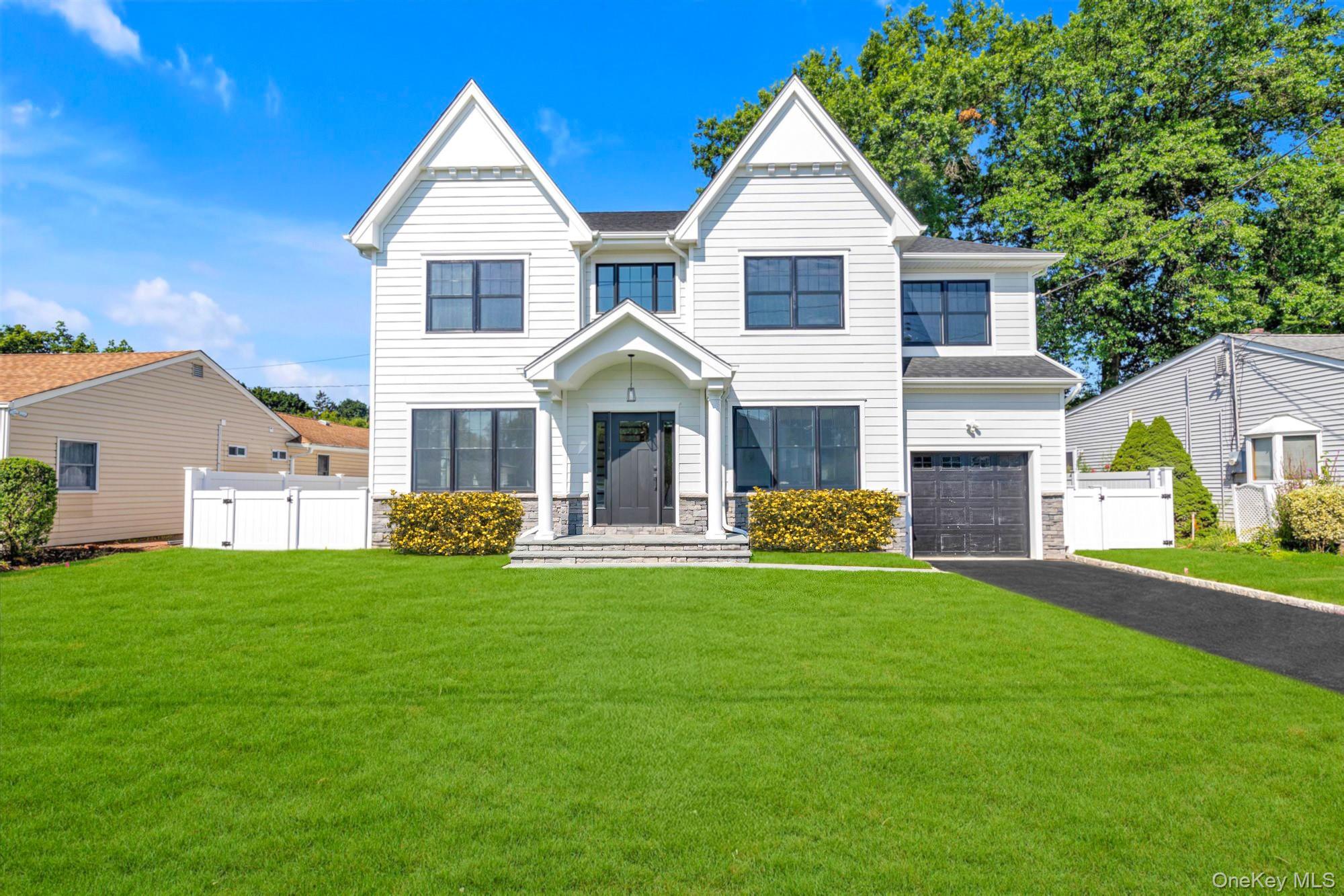 #1 photo, 109 Greenway, Albertson , NY 11507