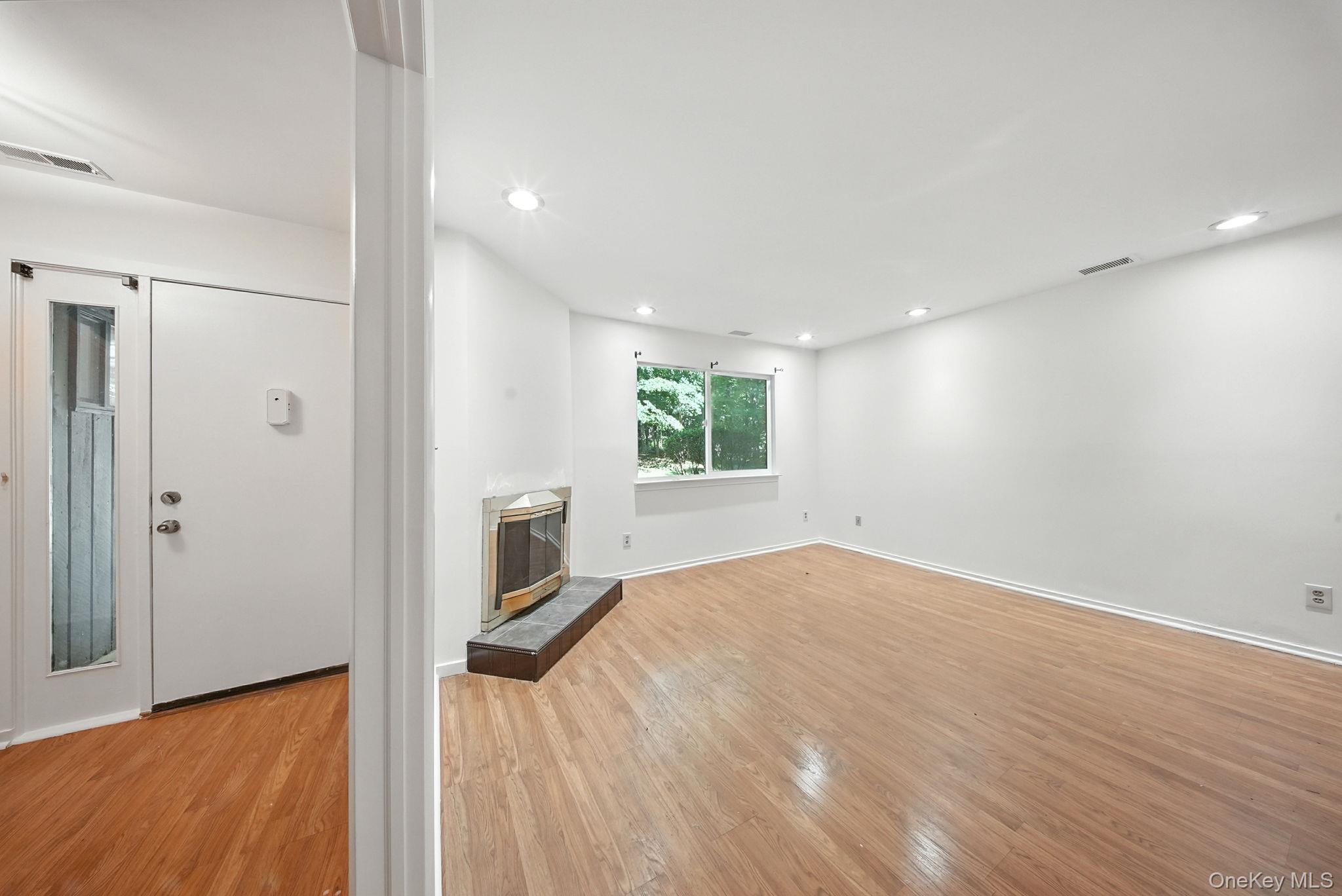 #6 photo, 4 Aspen Court, Woodbury , NY 10930