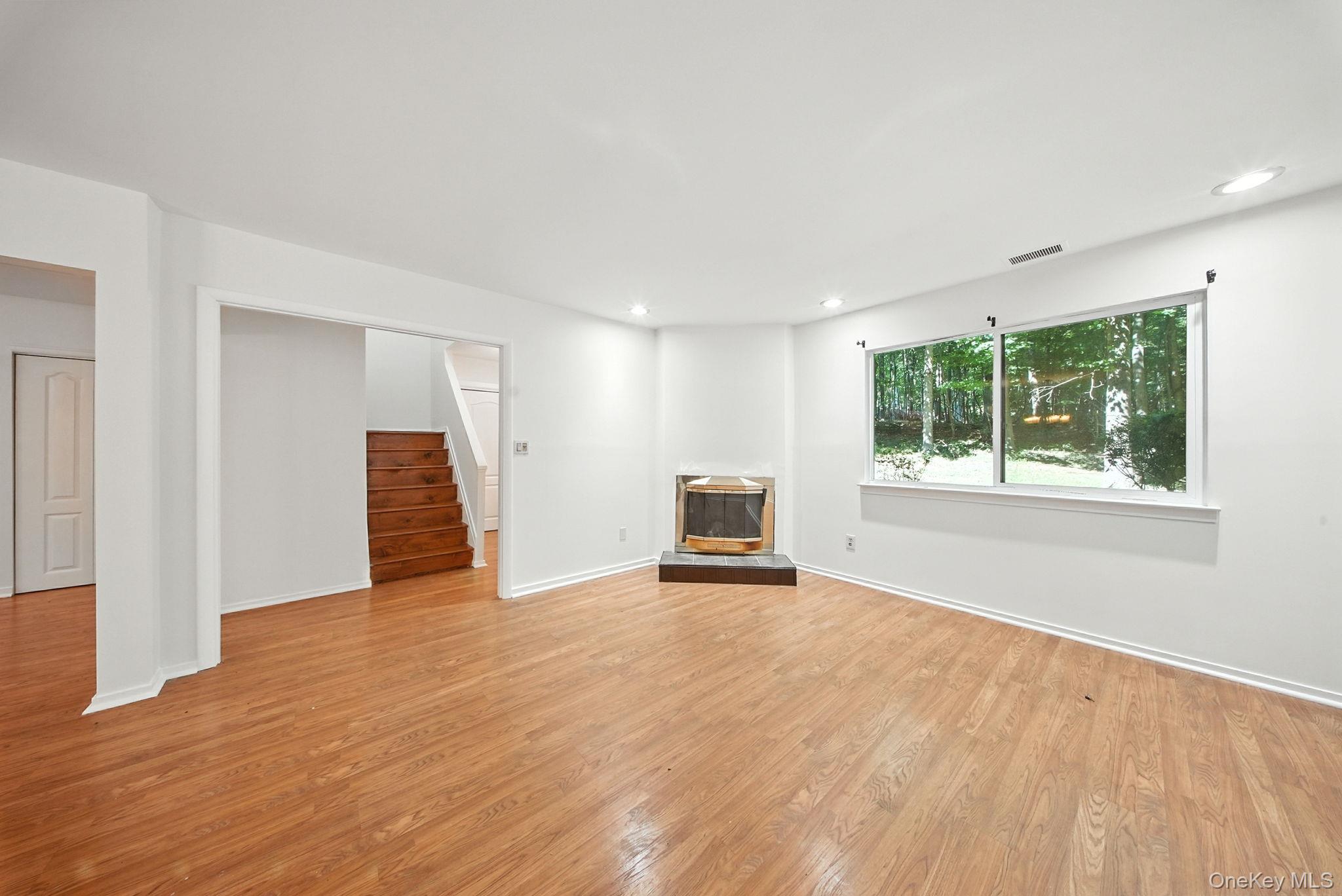 #7 photo, 4 Aspen Court, Woodbury , NY 10930