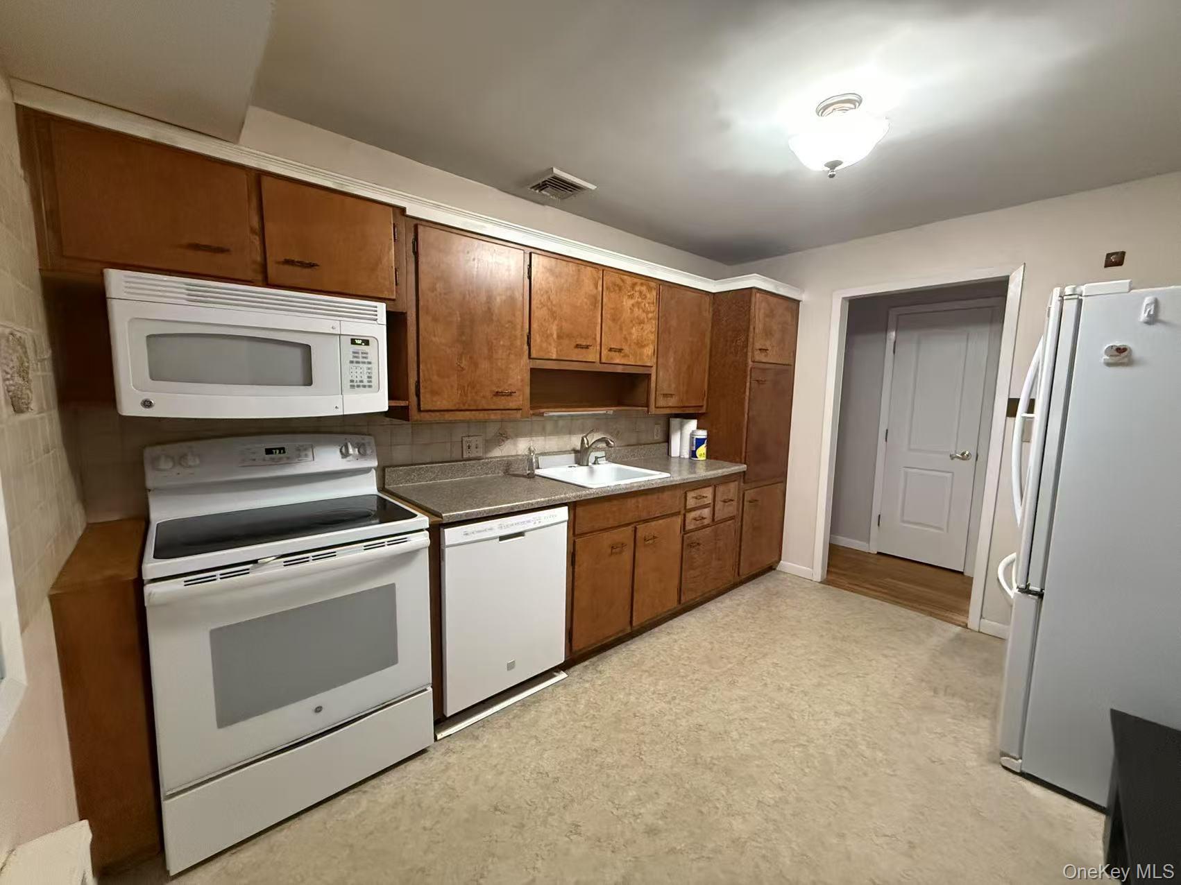 #11 photo, 216 Glenwood Lane, Port Jefferson , NY 11777