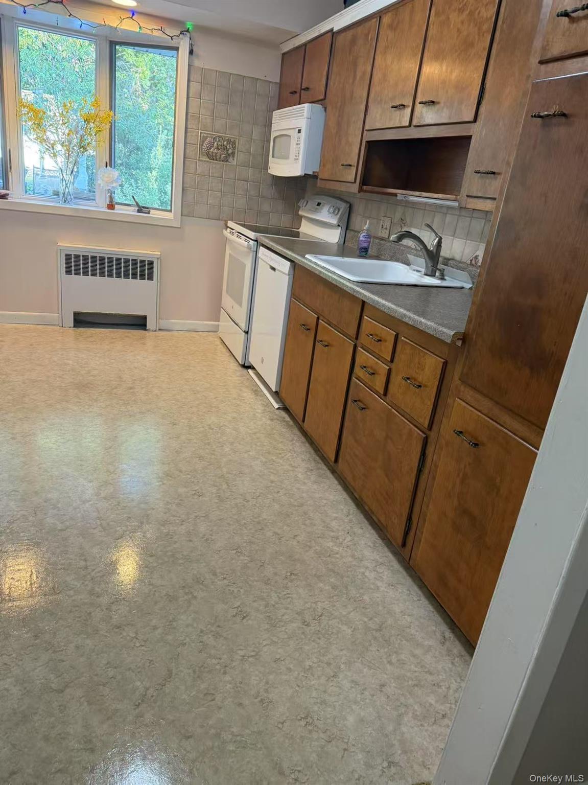 #9 photo, 216 Glenwood Lane, Port Jefferson , NY 11777