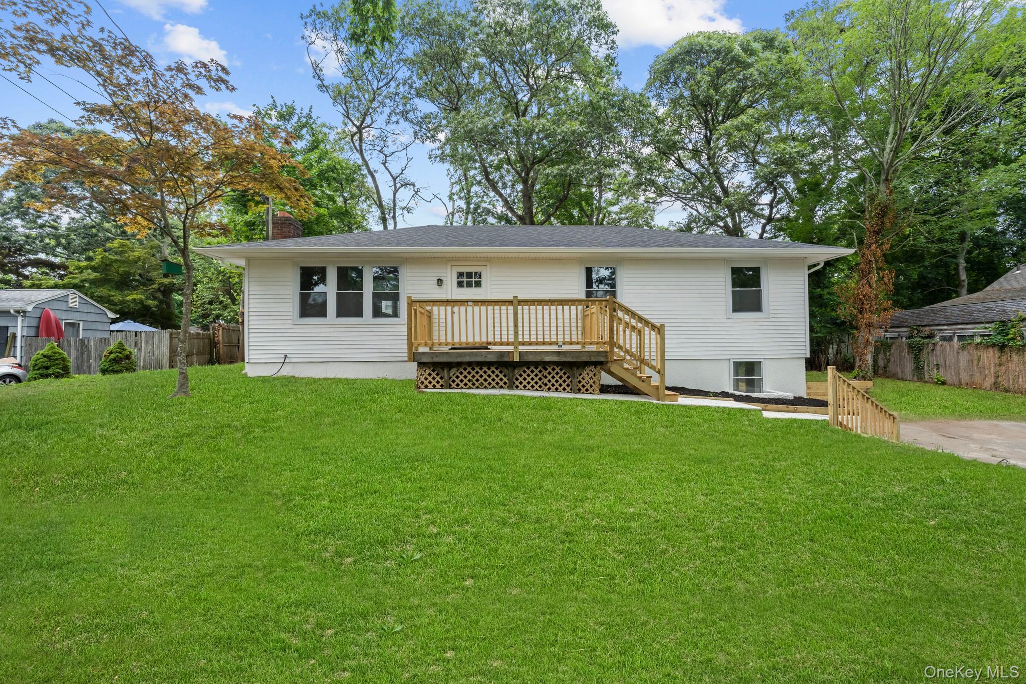 #1 photo, 16 Deer Drive, サフォーク郡 Sound Beach , NY 11789