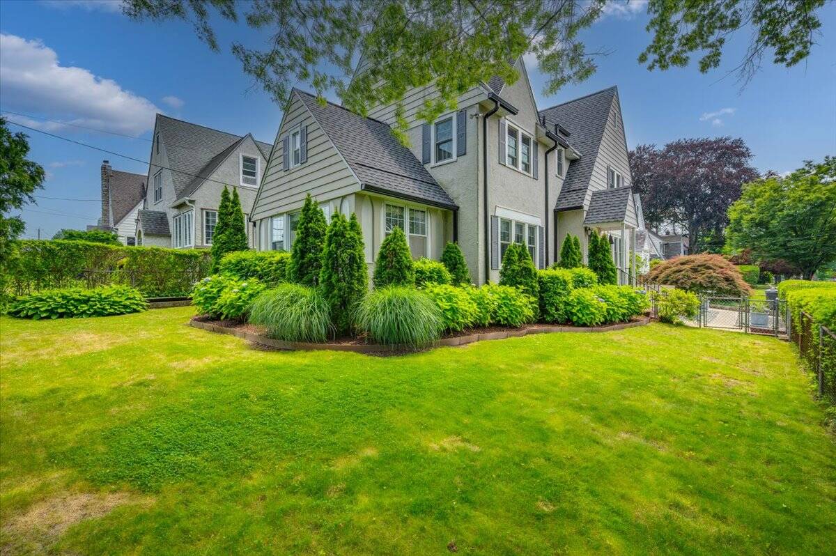 #2 photo, 400 Manor Ridge Road, Pelham , NY 10803