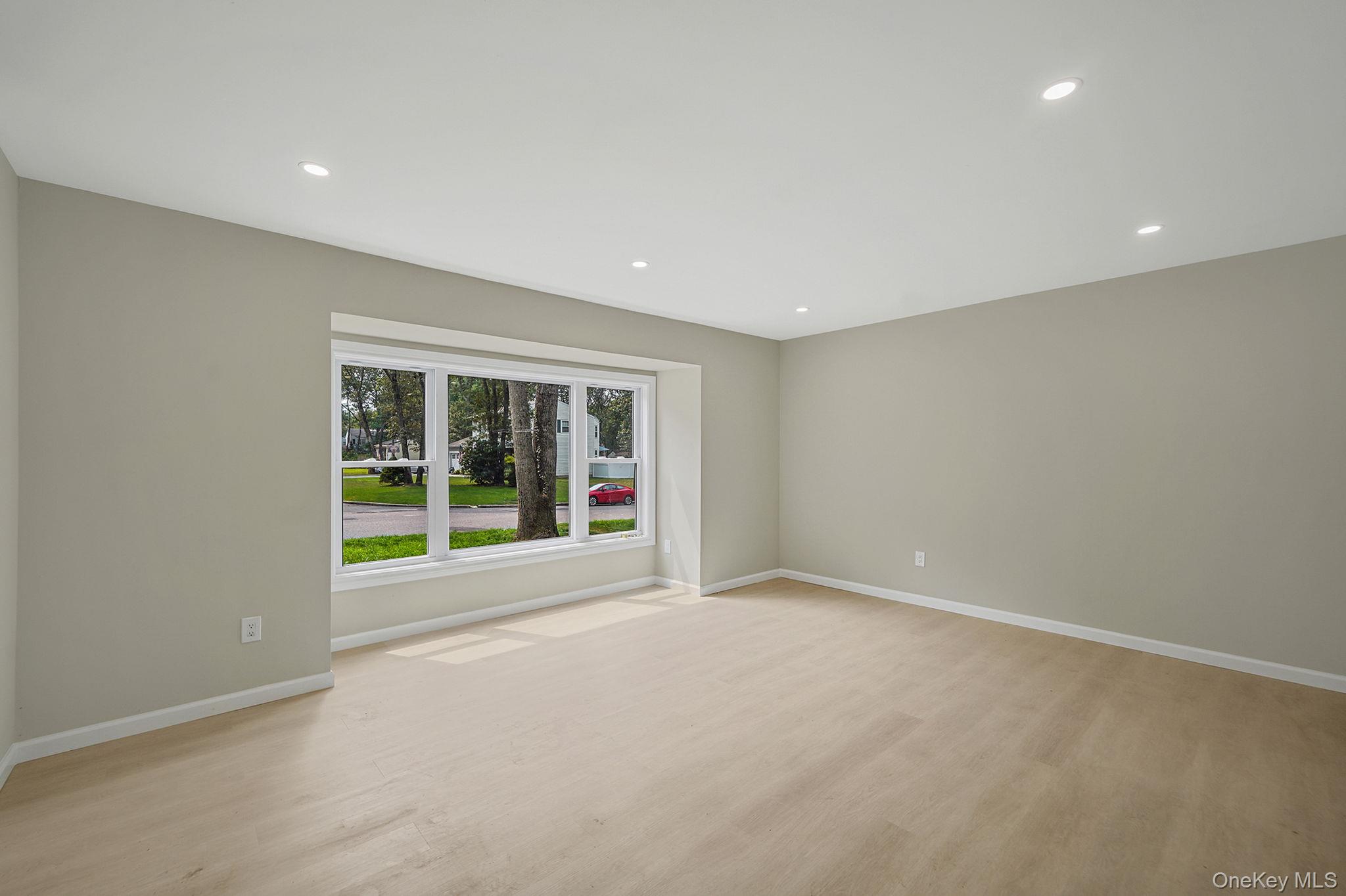 #12 photo, 15 Bellaire Drive, サフォーク郡 Ridge , NY 11961