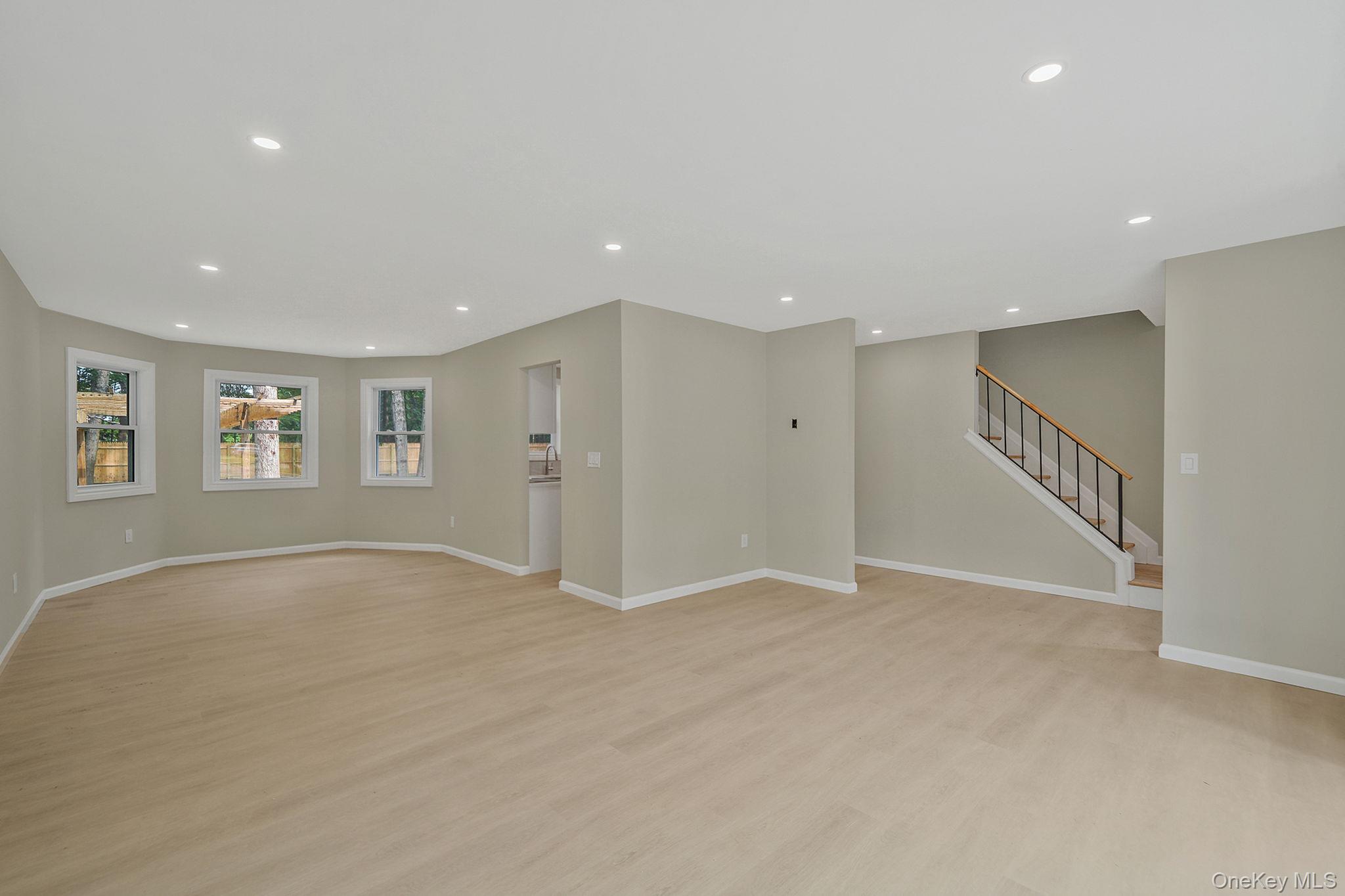 #2 photo, 15 Bellaire Drive, サフォーク郡 Ridge , NY 11961