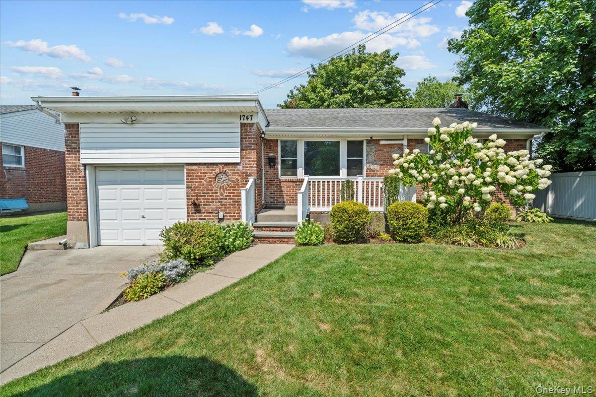 #1 photo, 1747 Virginia Avenue, 长岛 Elmont , NY 11003