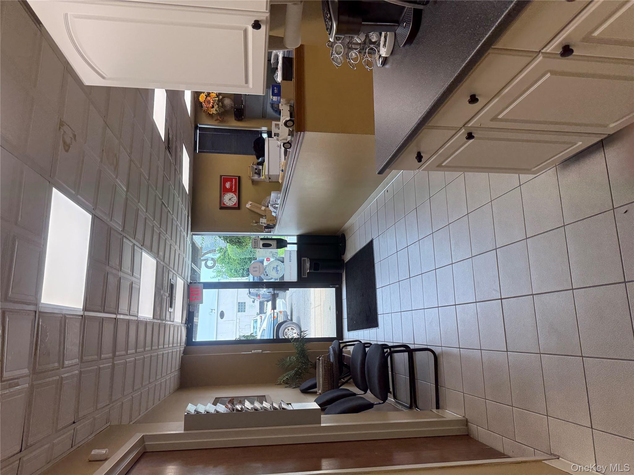 #3 photo, 75 Urban Avenue, ナッソー郡 Westbury , NY 11590