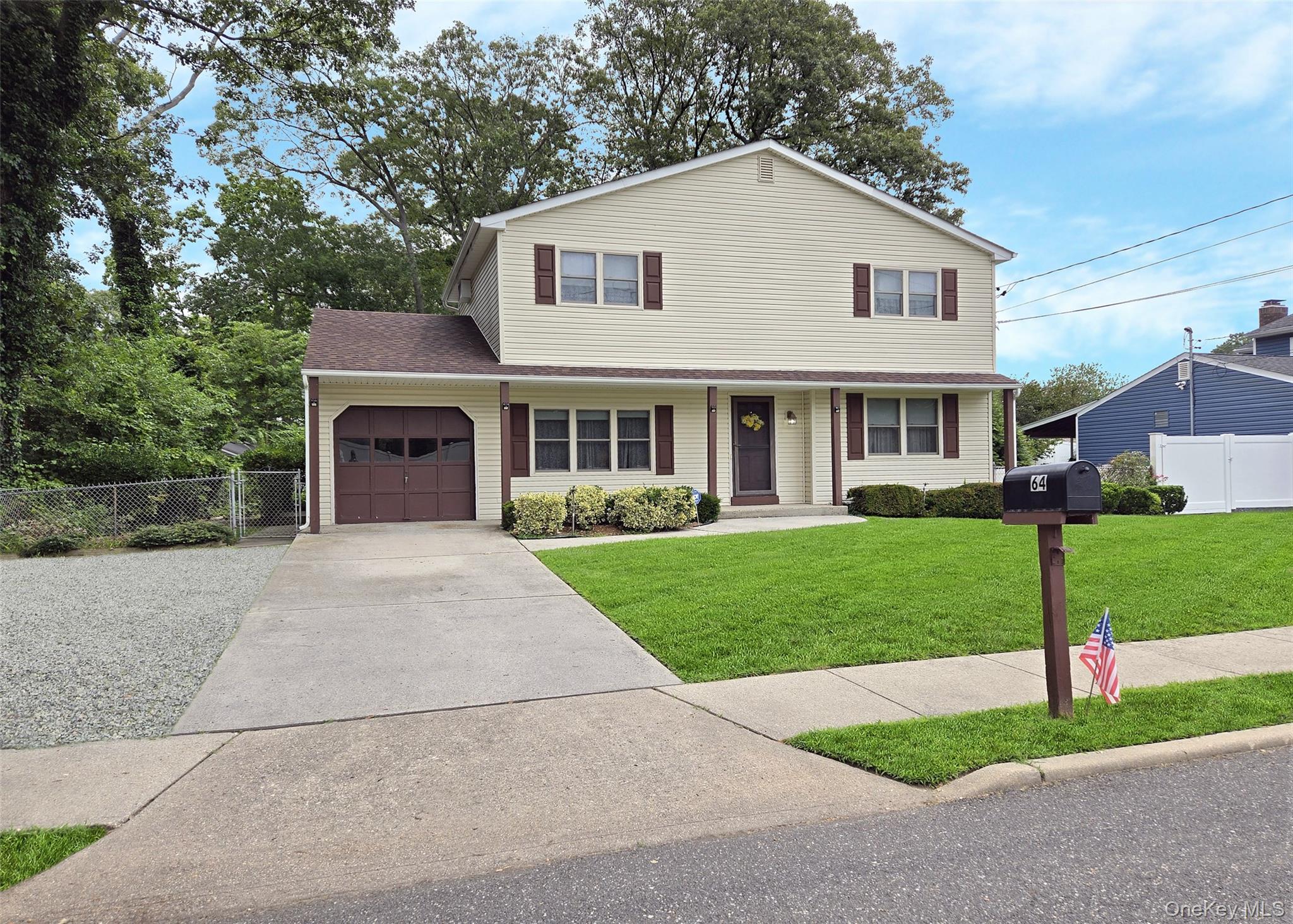 #1 photo, 64 Washburn Street, 東長島 Lake Grove , NY 11755