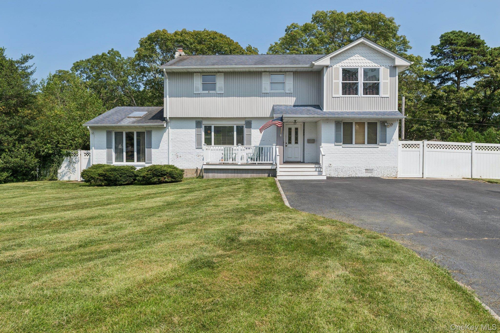 #1 photo, 205 Fawn Court, सफ़ोक काउंटी East Islip , NY 11730