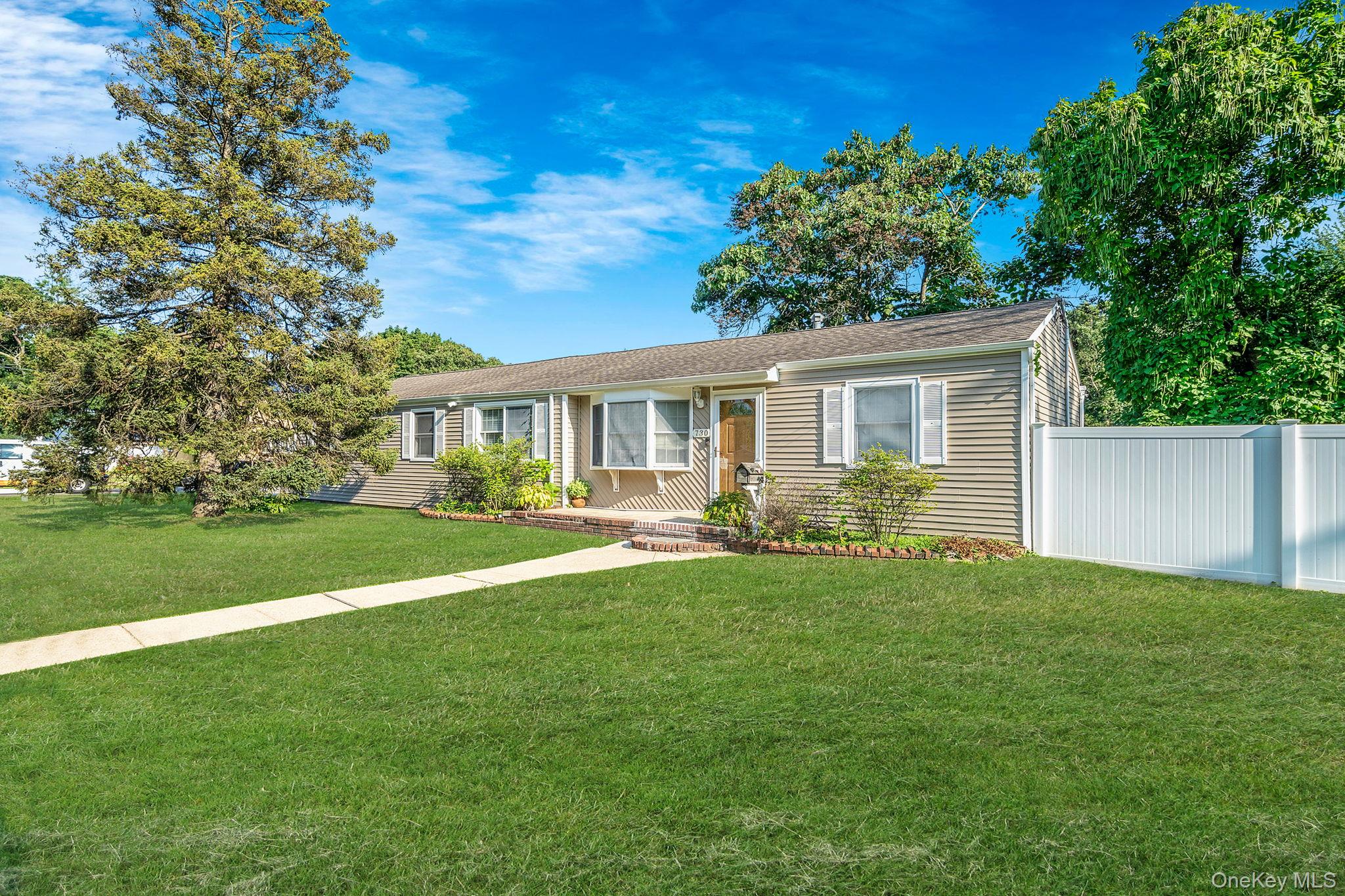 #1 photo, 730 Spur Drive, सफ़ोक काउंटी Bay Shore , NY 11706