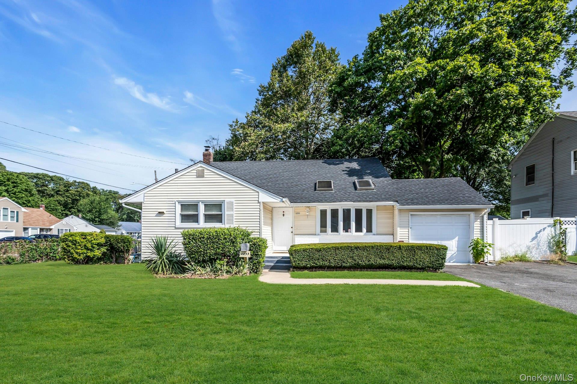 #1 photo, 1233 August Road, サフォーク郡 North Babylon , NY 11703