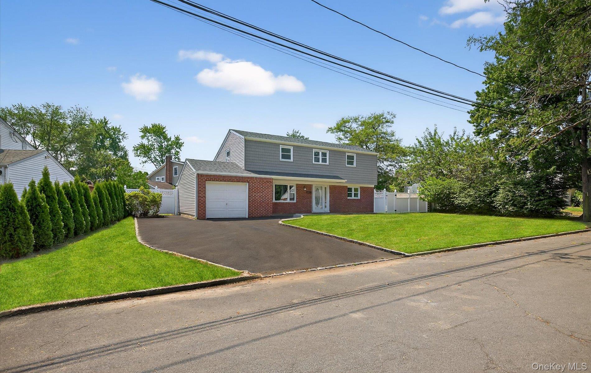 #1 photo, 14 Elwin Place, सफ़ोक काउंटी East Northport , NY 11731