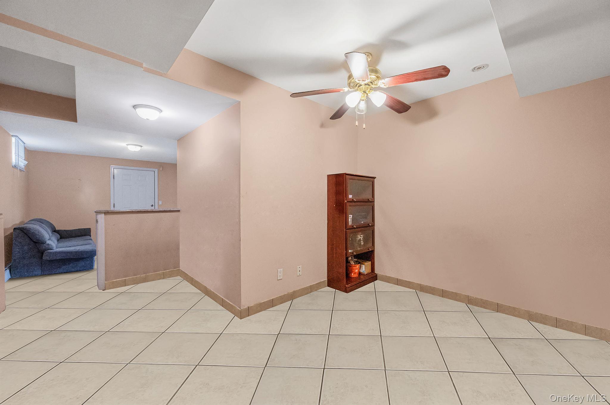 #14 photo, 557 Newbridge Road, ナッソー郡 East Meadow , NY 11554