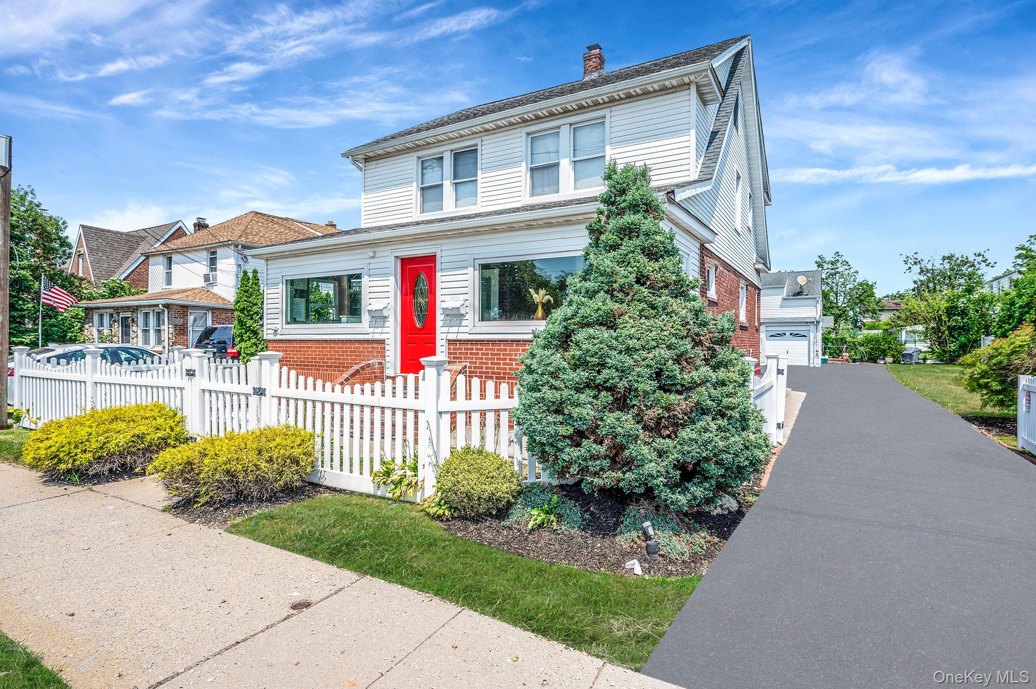 #2 photo, 557 Newbridge Road, ナッソー郡 East Meadow , NY 11554