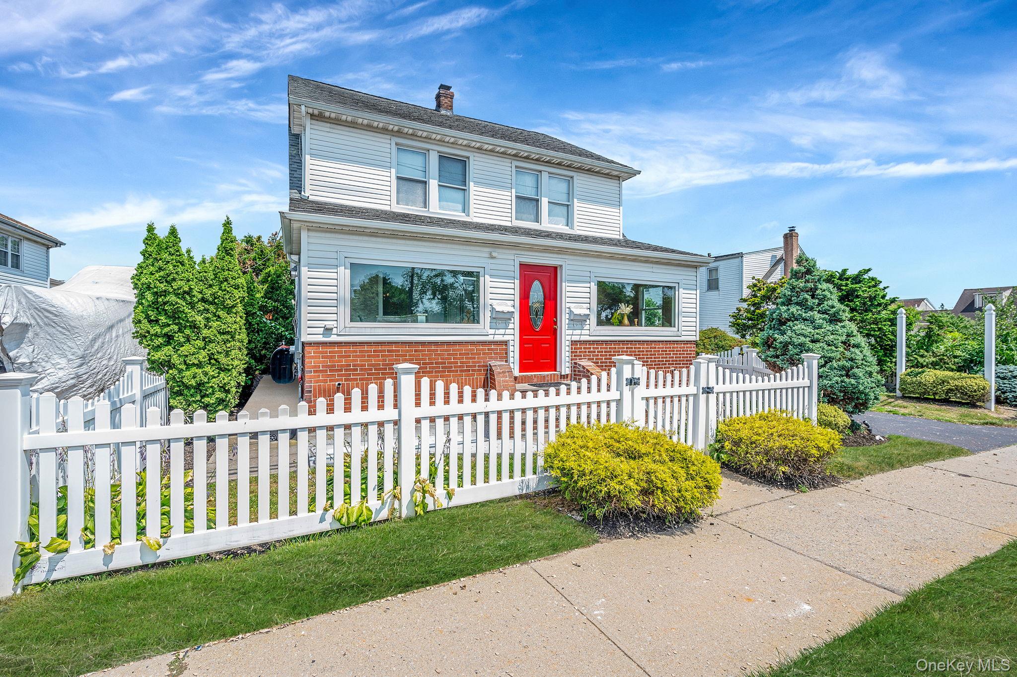 #3 photo, 557 Newbridge Road, ナッソー郡 East Meadow , NY 11554