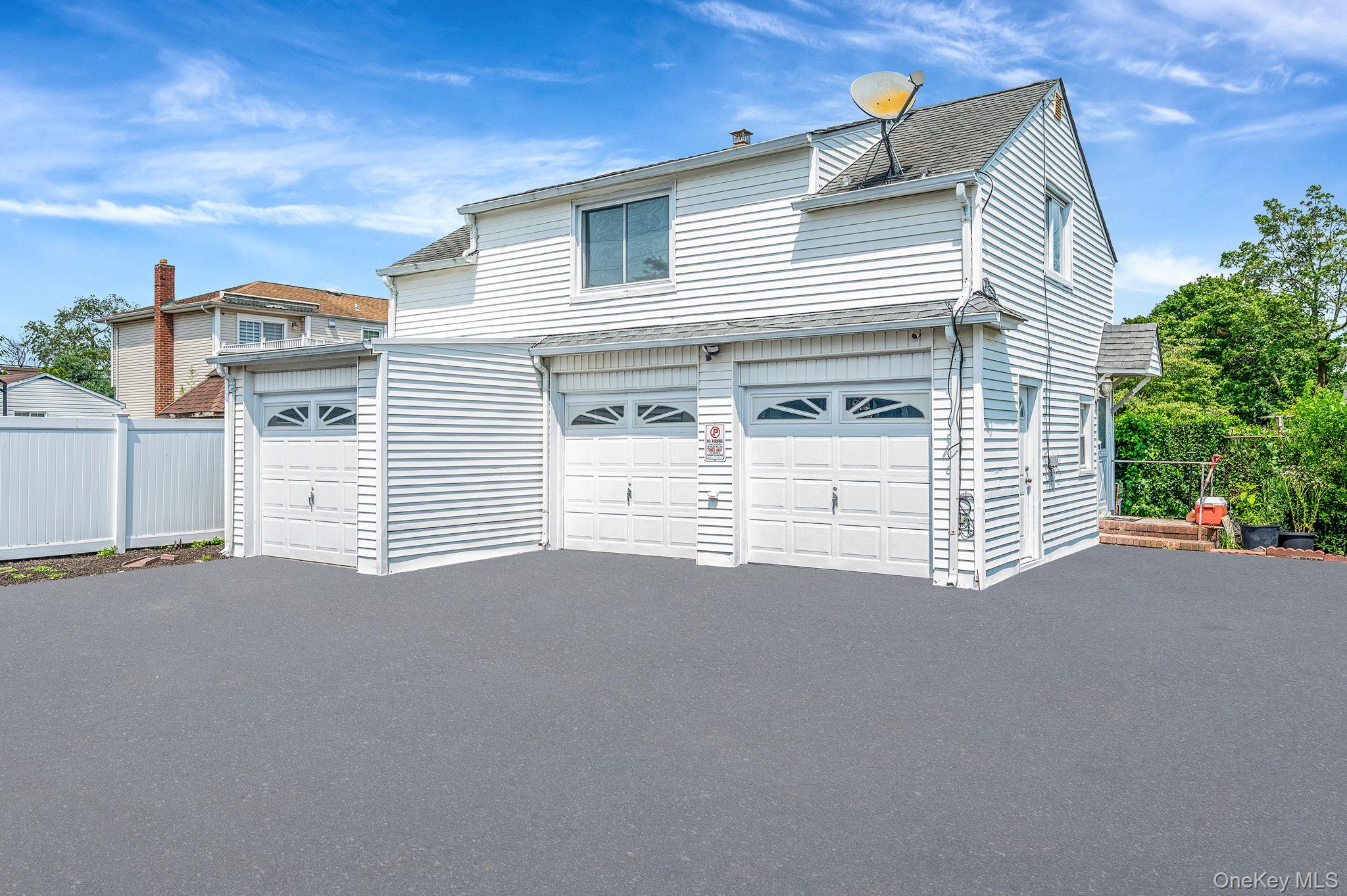 #4 photo, 557 Newbridge Road, ナッソー郡 East Meadow , NY 11554