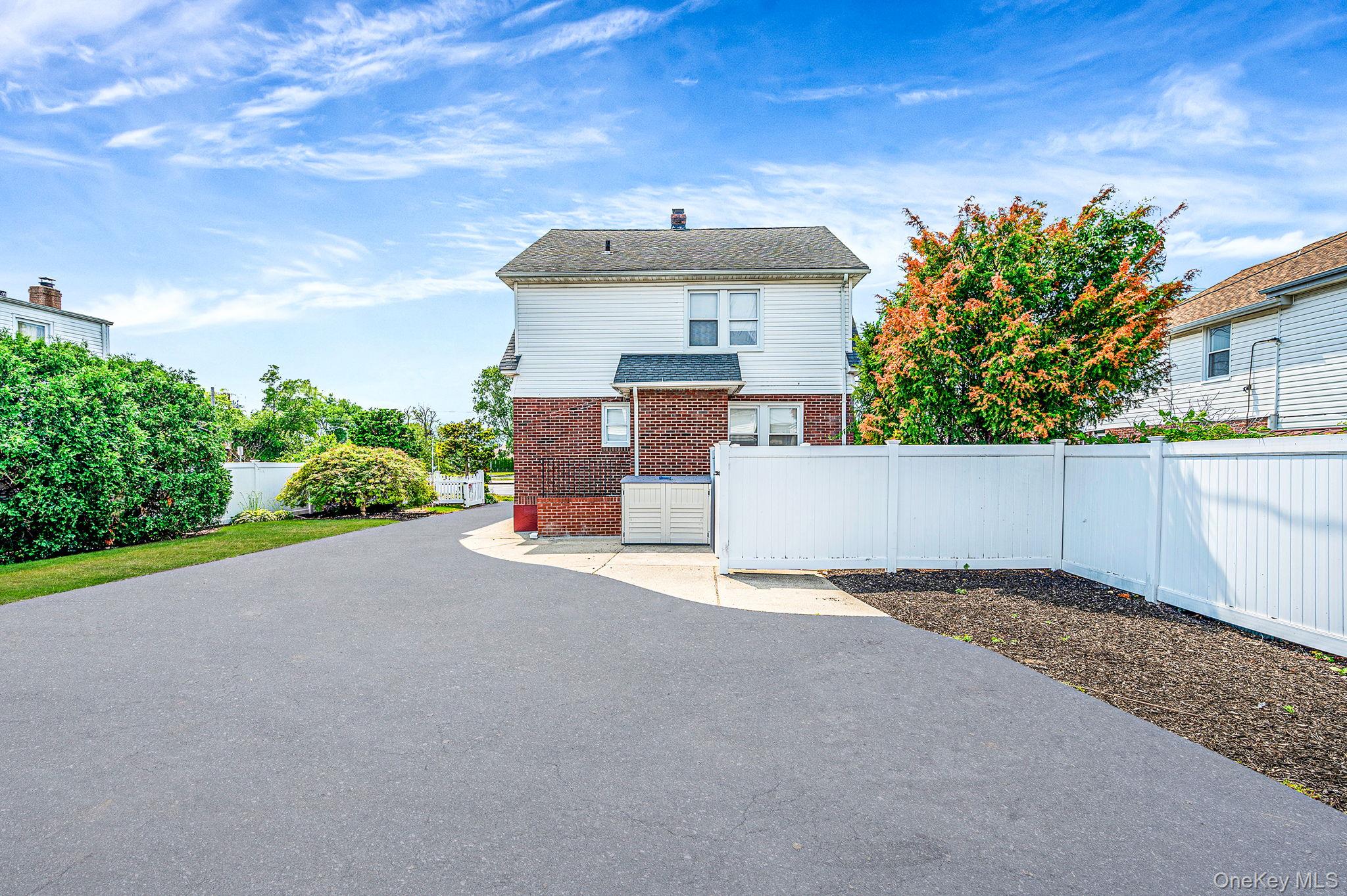 #5 photo, 557 Newbridge Road, ナッソー郡 East Meadow , NY 11554