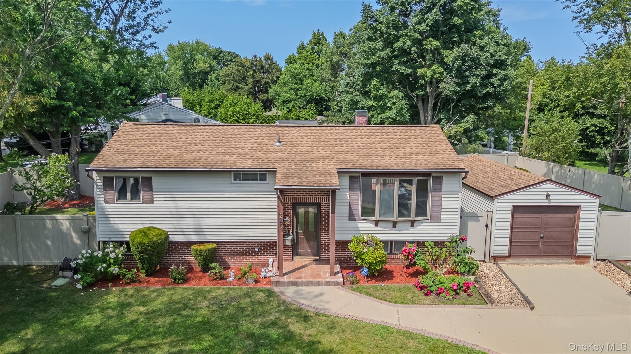 #1 photo, 2401 Race Avenue, 东长岛 Medford , NY 11763