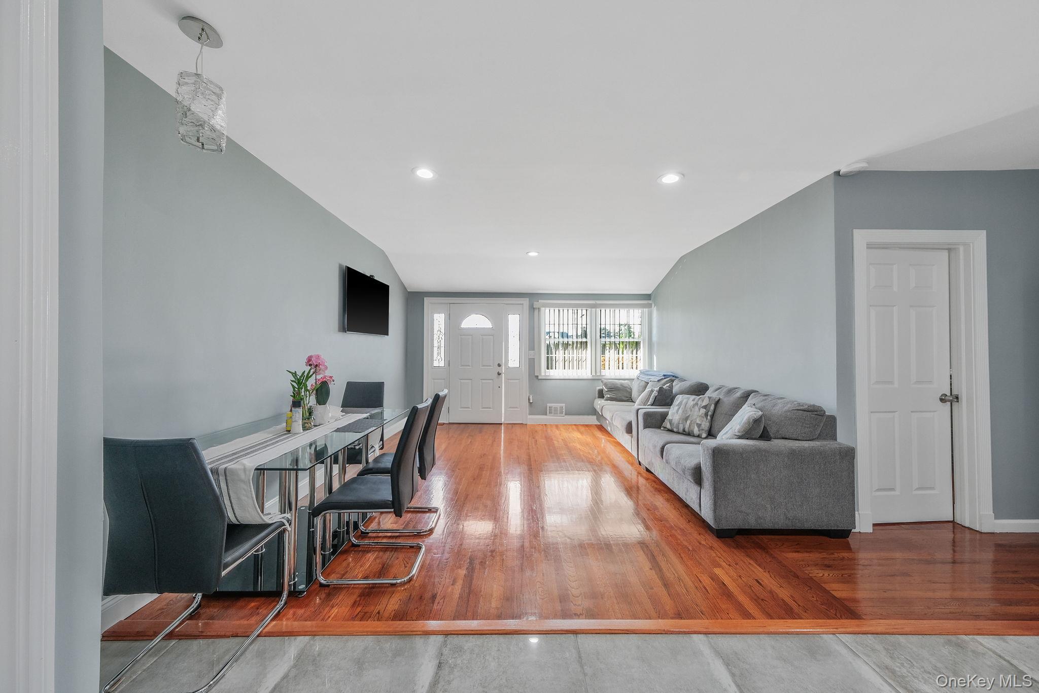 #10 photo, 1010 Motor Parkway, सफ़ोक काउंटी Central Islip , NY 11722