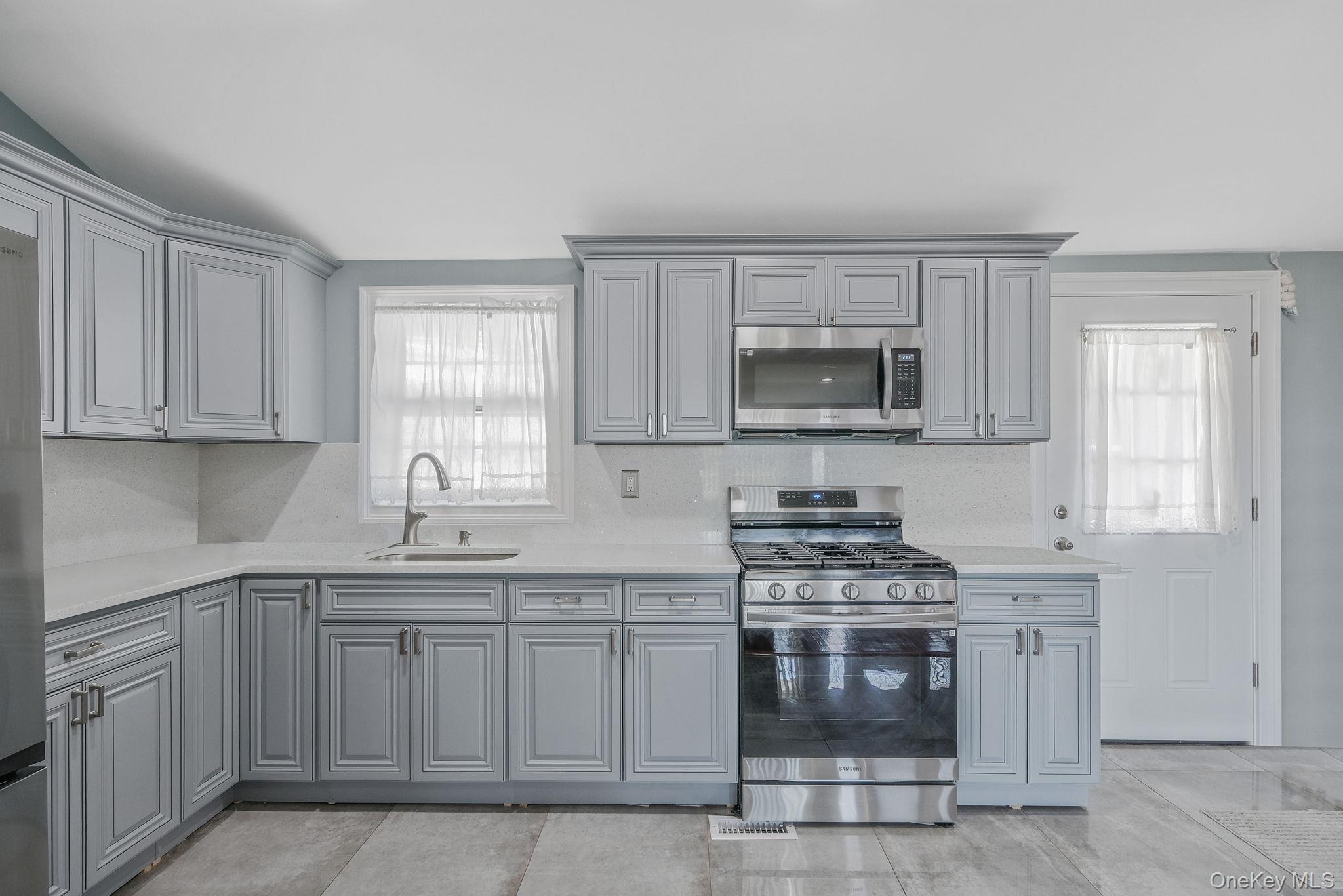 #13 photo, 1010 Motor Parkway, सफ़ोक काउंटी Central Islip , NY 11722