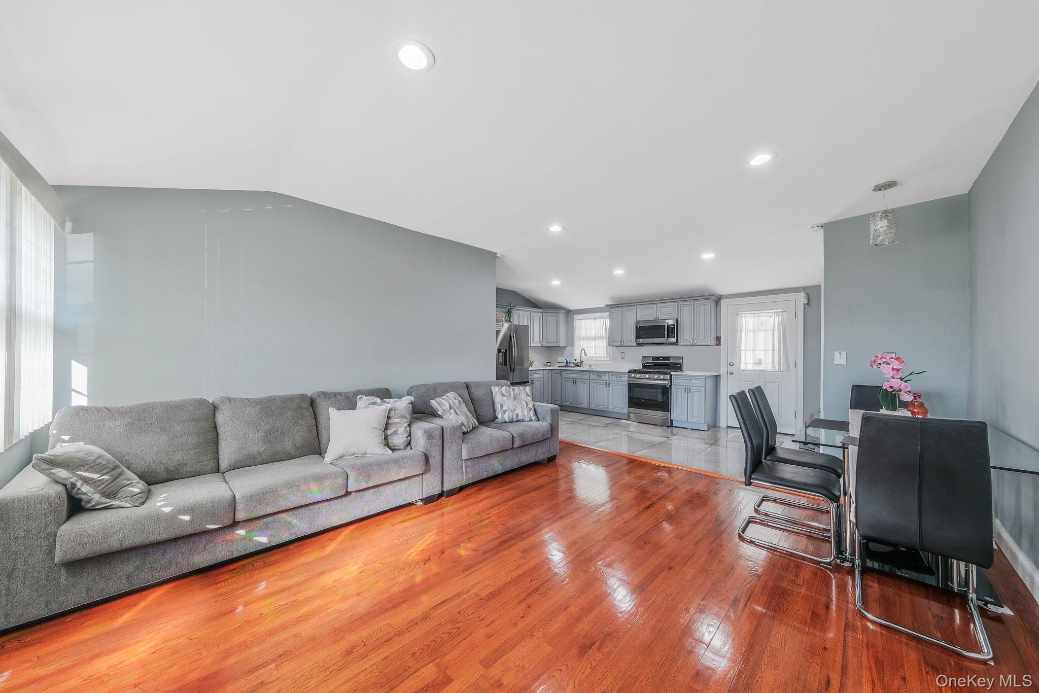 #7 photo, 1010 Motor Parkway, सफ़ोक काउंटी Central Islip , NY 11722