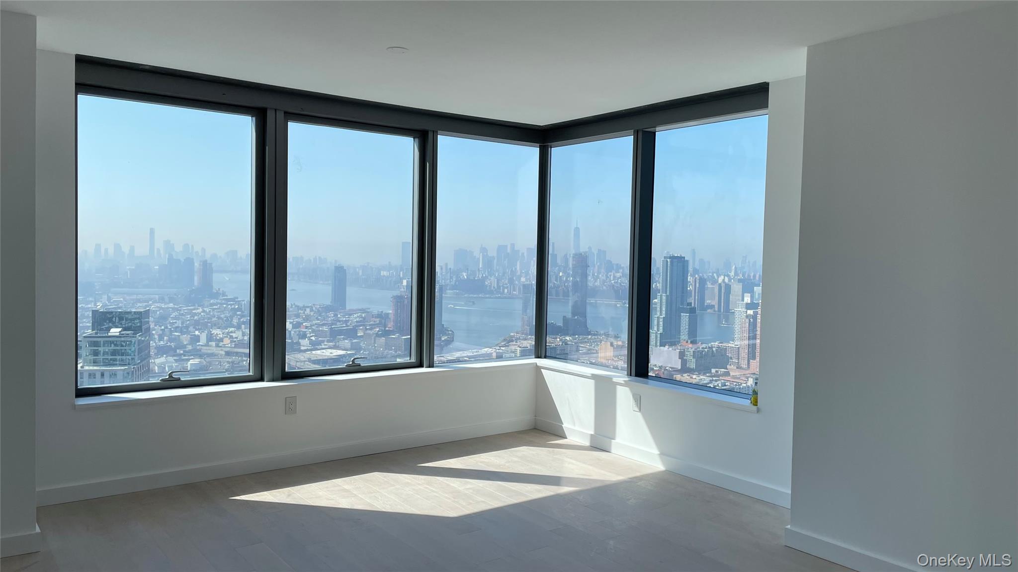 #4 photo, 3 Court Square W, クイーンズ区 Long Island City , NY 11101