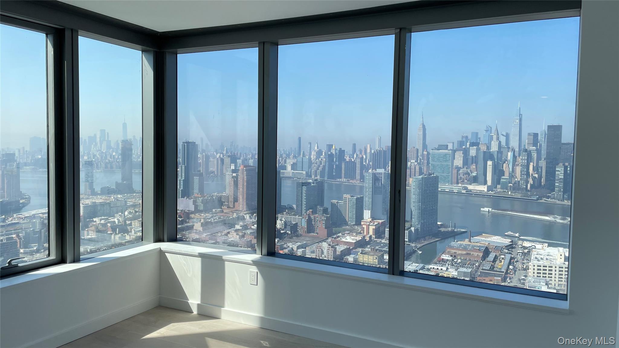 #5 photo, 3 Court Square W, クイーンズ区 Long Island City , NY 11101