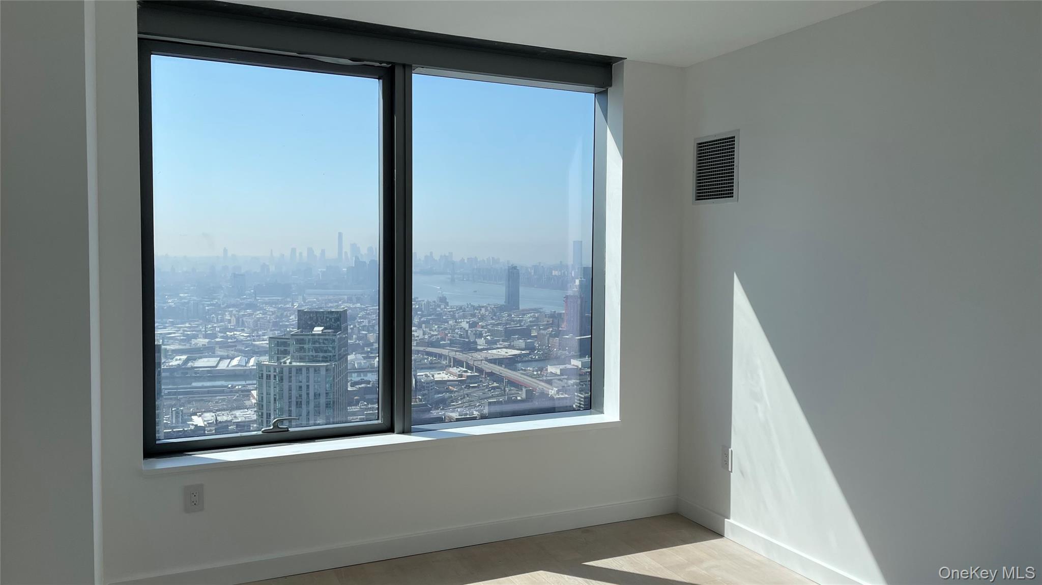 #7 photo, 3 Court Square W, クイーンズ区 Long Island City , NY 11101