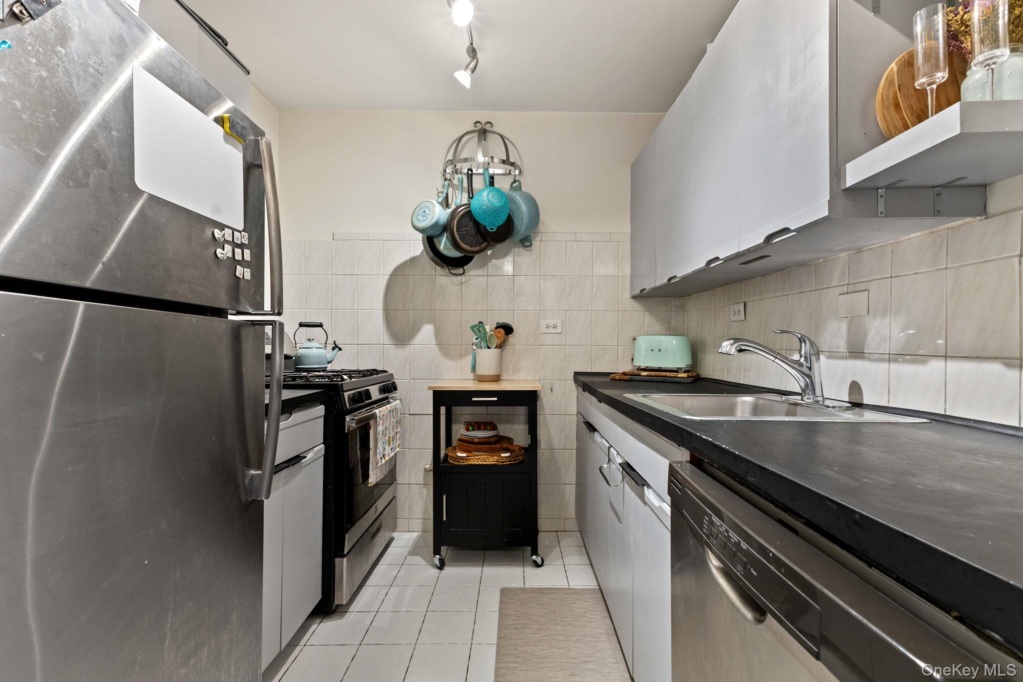 #8 photo, 3121 Middletown Road, Bronx , NY 10461