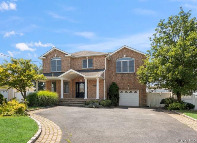 #1 photo, 70 S Crescent Drive, सफ़ोक काउंटी Farmingdale , NY 11735