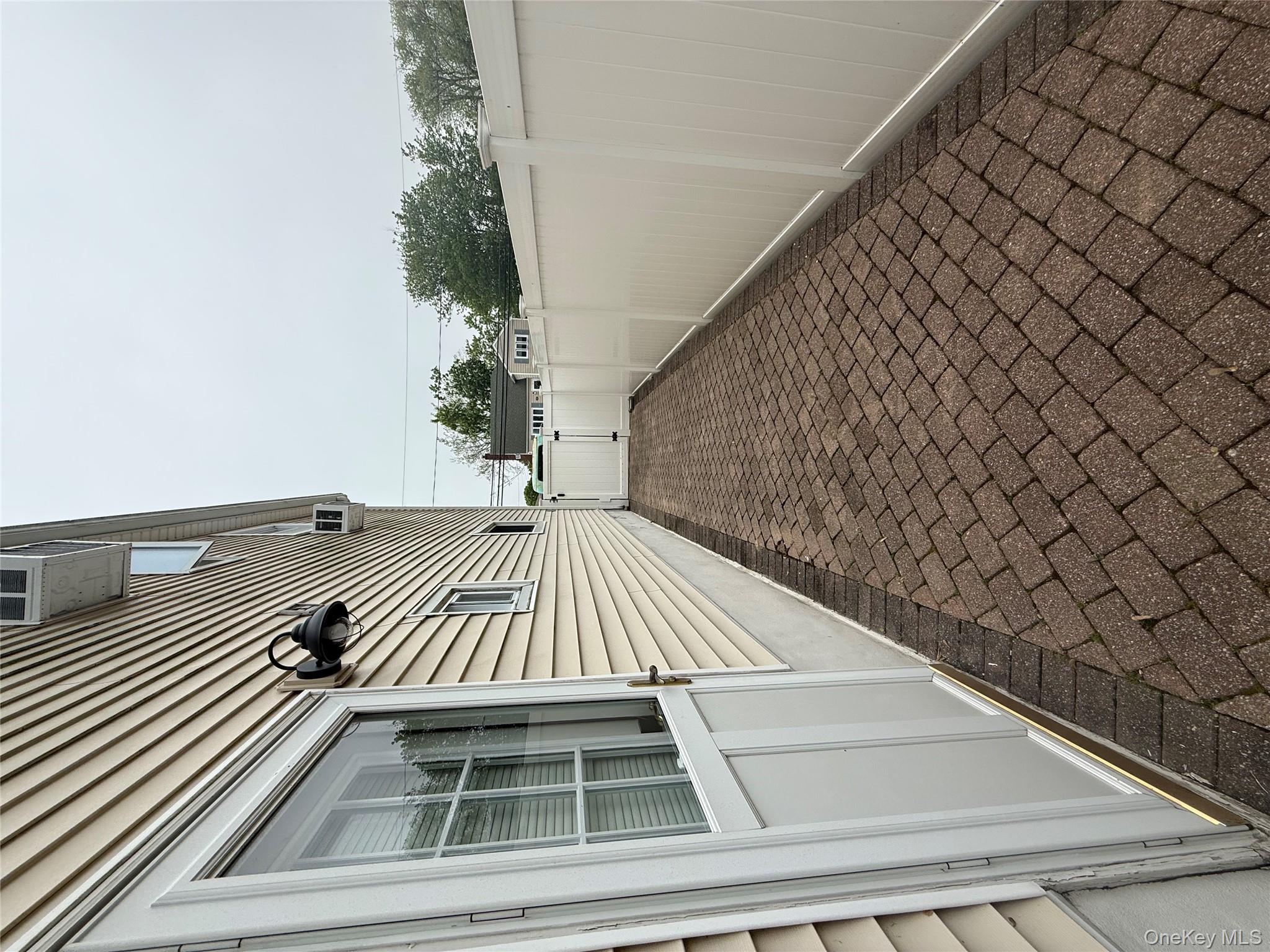 #1 photo, 35 linden Street, सफ़ोक काउंटी Lindenhurst , NY 11757