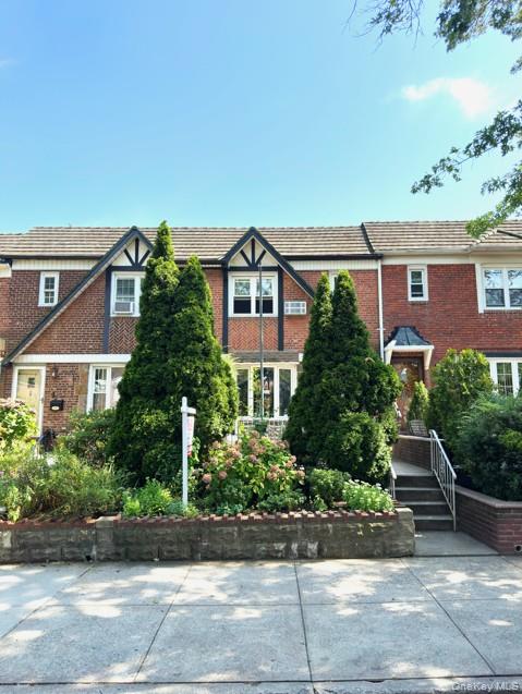 #1 photo, 82-48 Eliot Avenue, कुईंस Middle Village , NY 11379